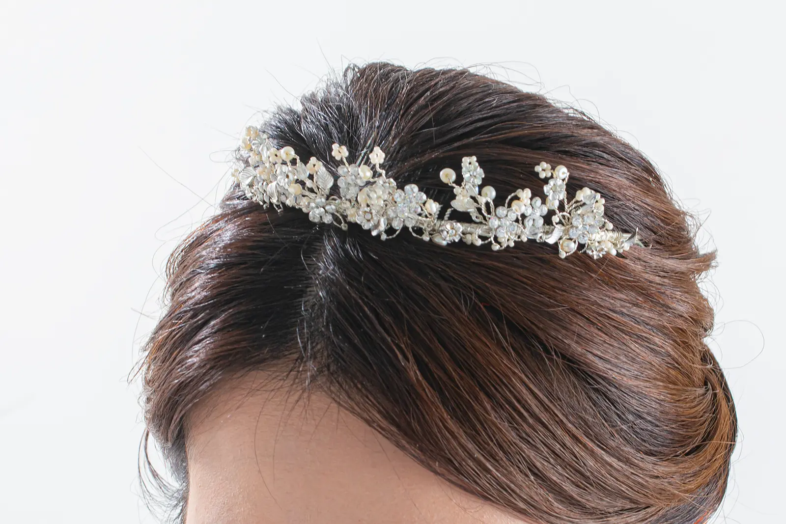 ウェディングヘアを華やかに彩る、上品なパールのヘッドパーツ。横浜でのフォトウェディングを叶える、こだわりの撮影用アクセサリー。