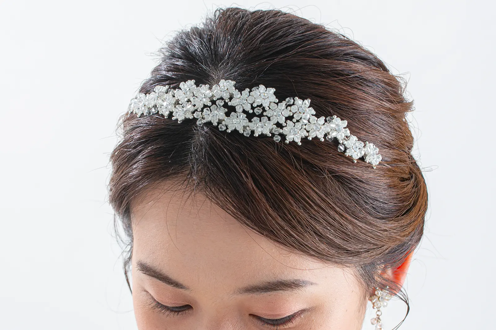 結婚式の前撮りに彩りを添える、美しいブライダルヘッドドレス。横浜店人気の撮影用アイテム。