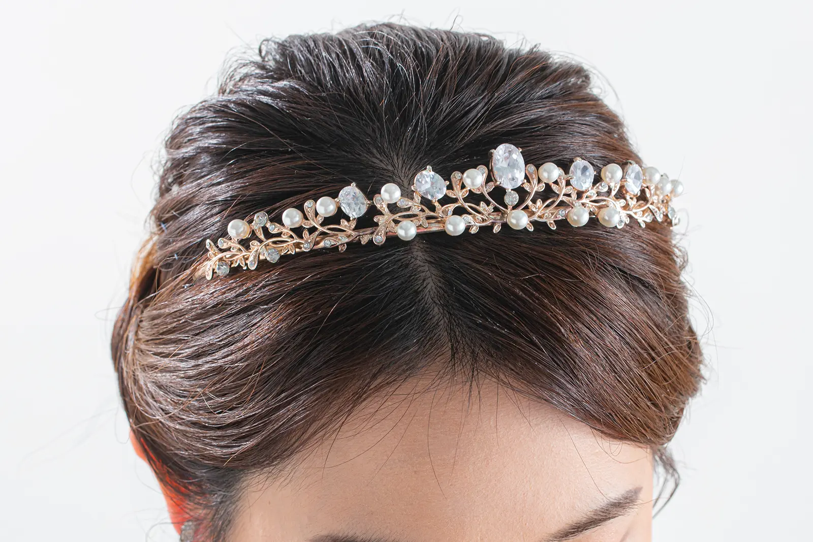 花嫁のヘアアレンジを完成させる、上品なパールのヘッドパーツ。横浜でのフォトウェディングを彩る、洗練された撮影用小物。