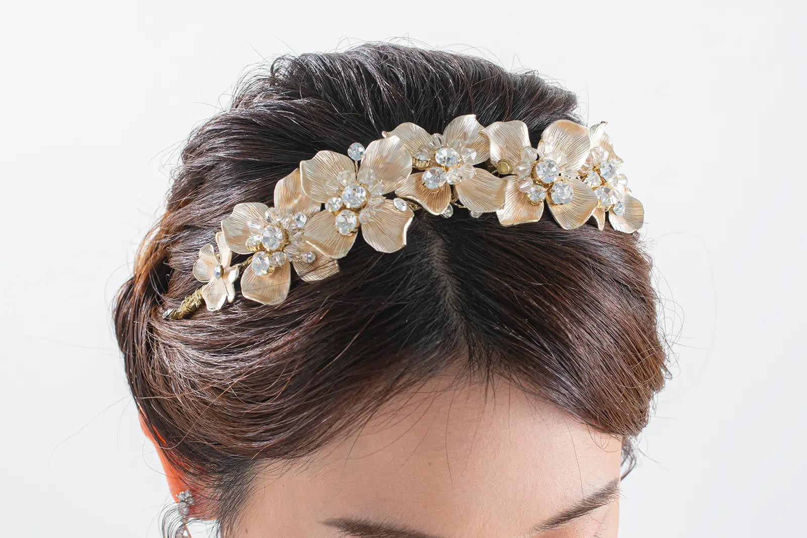 ウェディングフォトを格上げする、上品なブライダルヘッドパーツ。横浜店が提案する、華やかなヘアコーディネート。
