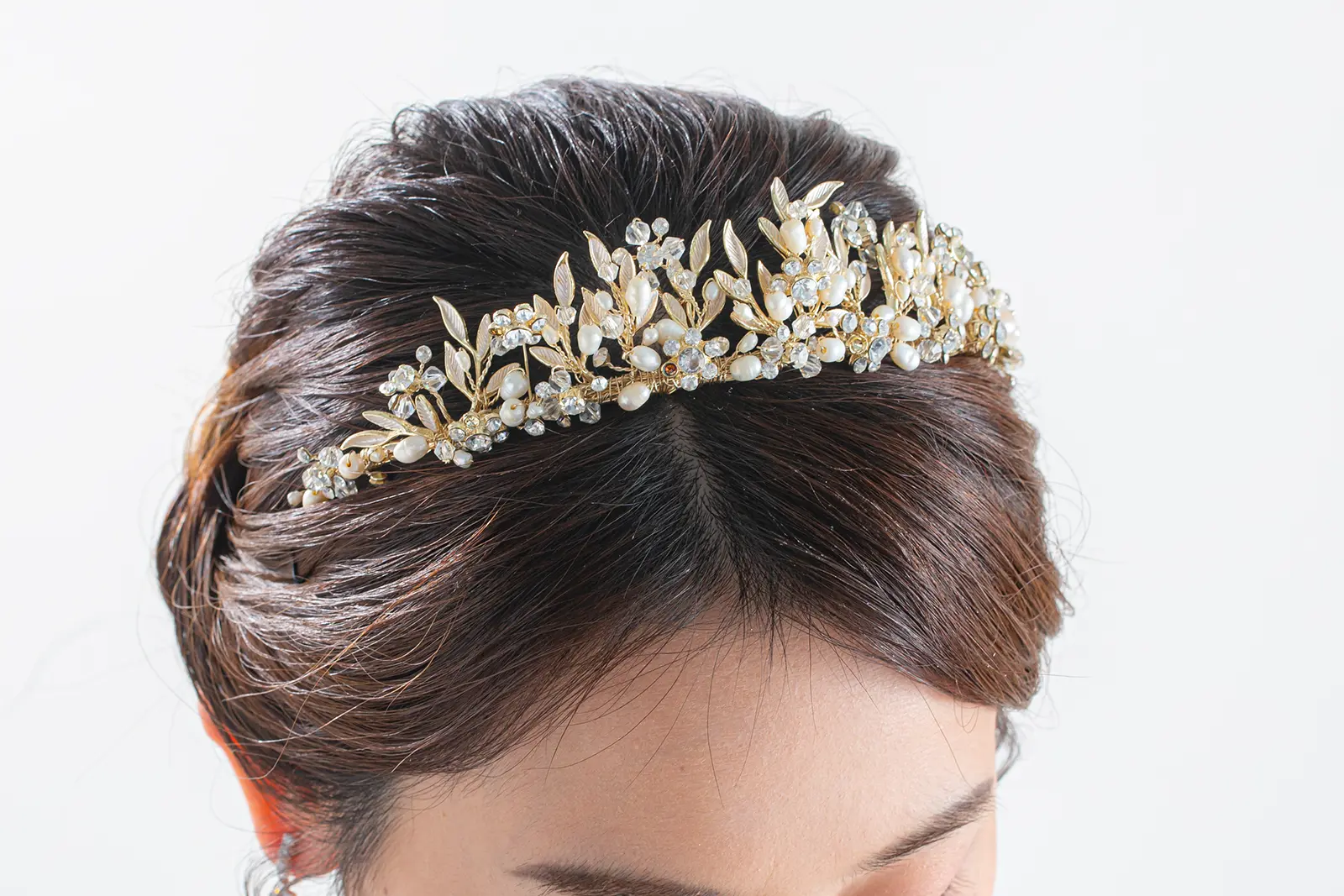 横浜でのフォトウェディングを彩る、洗練されたヘッドパーツ。花嫁様の美しさを引き立てる撮影用アクセサリー。