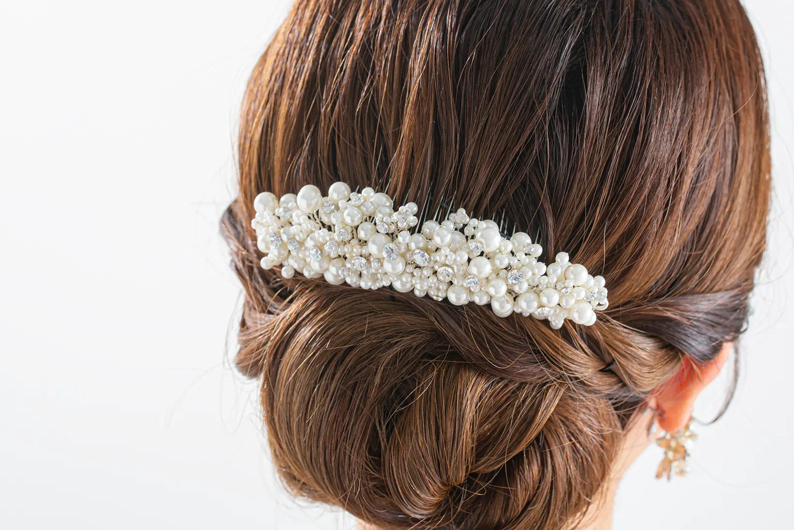 フォトウェディングをより特別にする、上品なブライダルヘッドドレス。横浜店厳選のパールデザイン、撮影用小物。