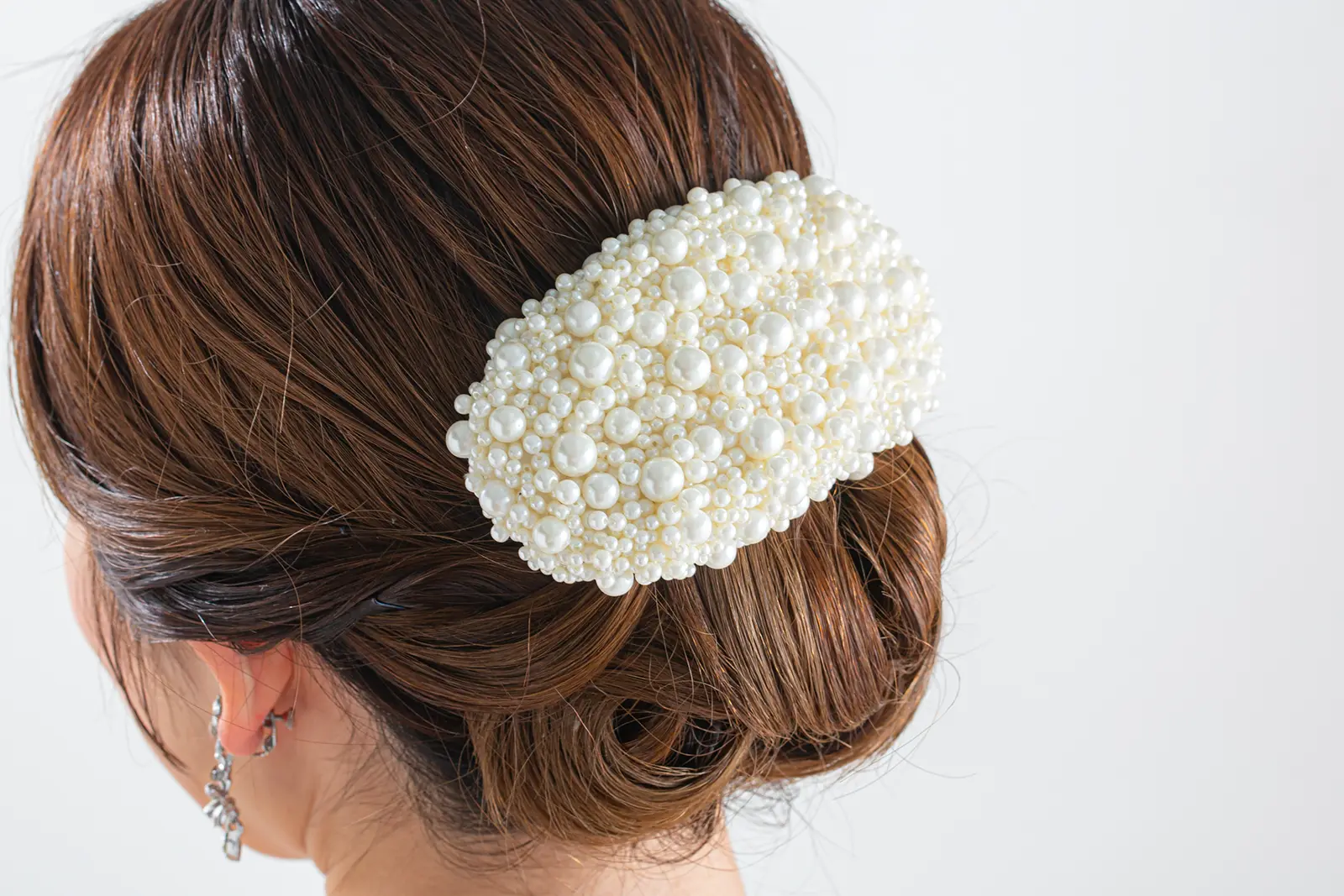 ウェディングドレスをより一層美しく見せる、上品なパールのヘッドパーツ。横浜での前撮り・撮影用撮影アクセサリー。