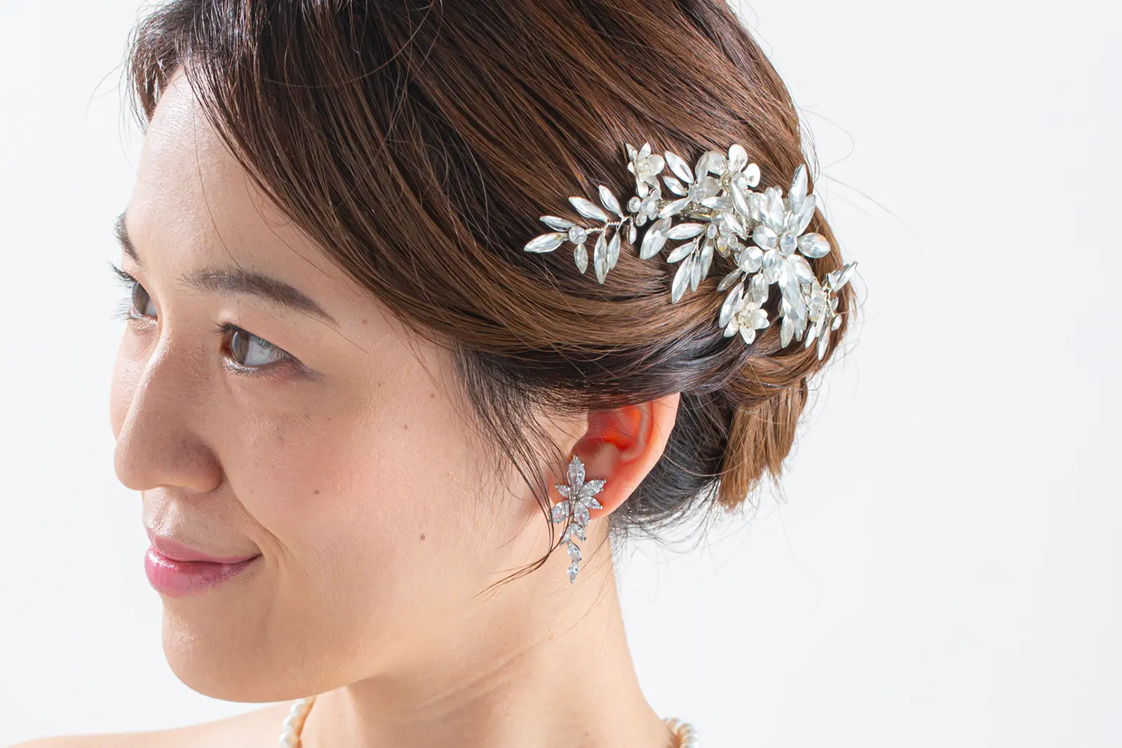 ウェディングフォトを完成させる、上品で繊細なパールのヘッドパーツ。横浜店おすすめの撮影用ヘアアクセサリー。