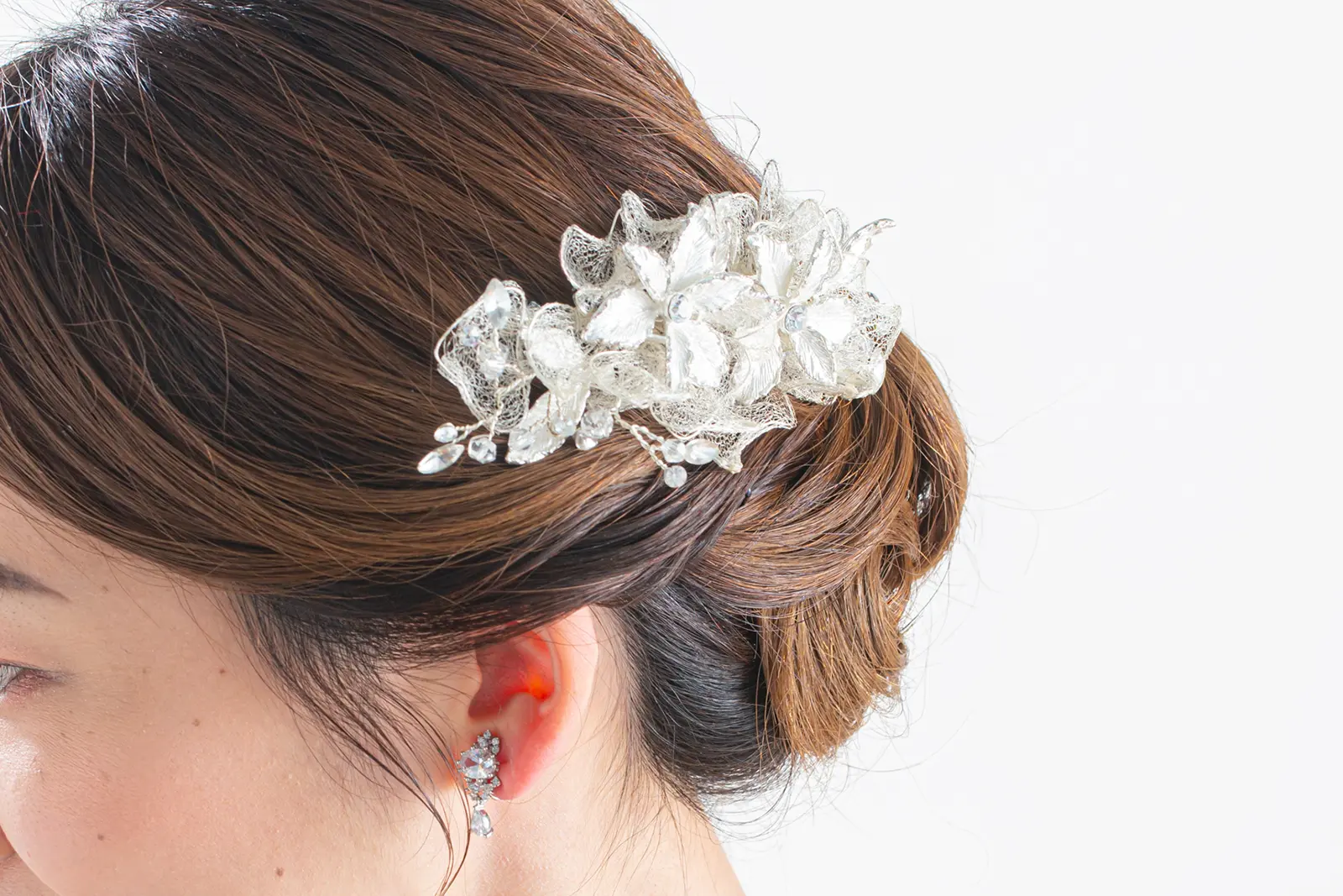 横浜での撮影で輝く、上品なブライダルヘッドパーツ。パールスタイルが美しい、洗練されたデザインの撮影用アイテム。
