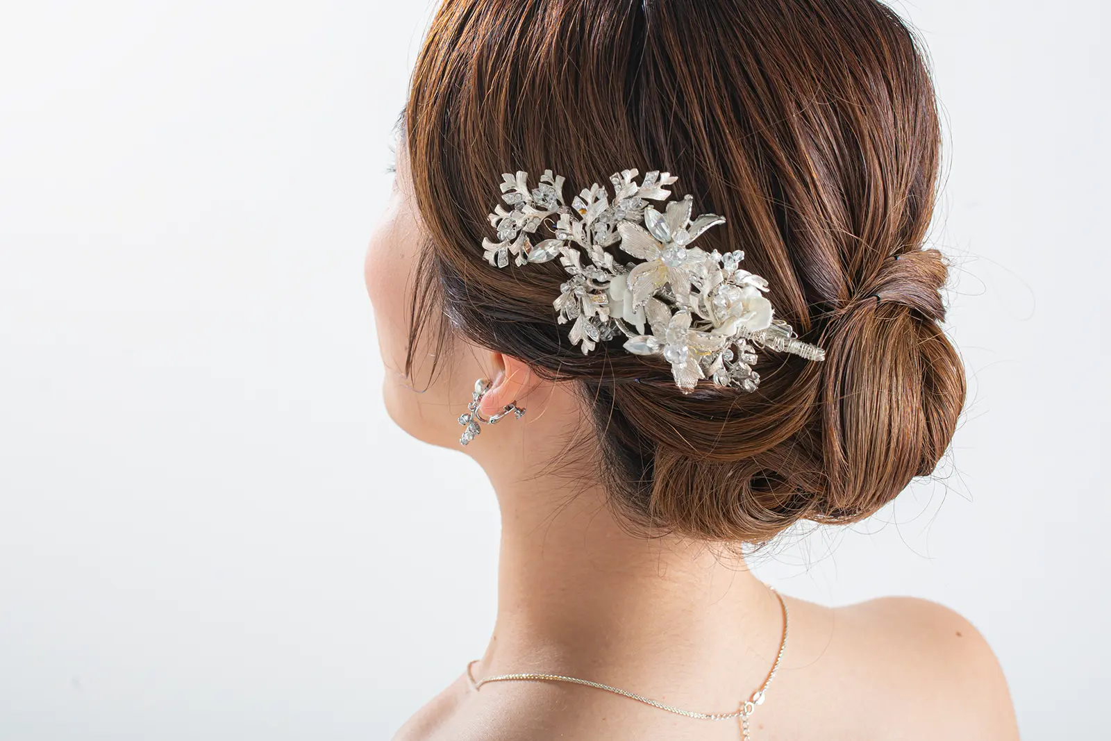 上品で華やかなブライダルヘッドパーツ。横浜でのフォトウェディングを彩る、洗練された撮影用ヘアアクセサリー。