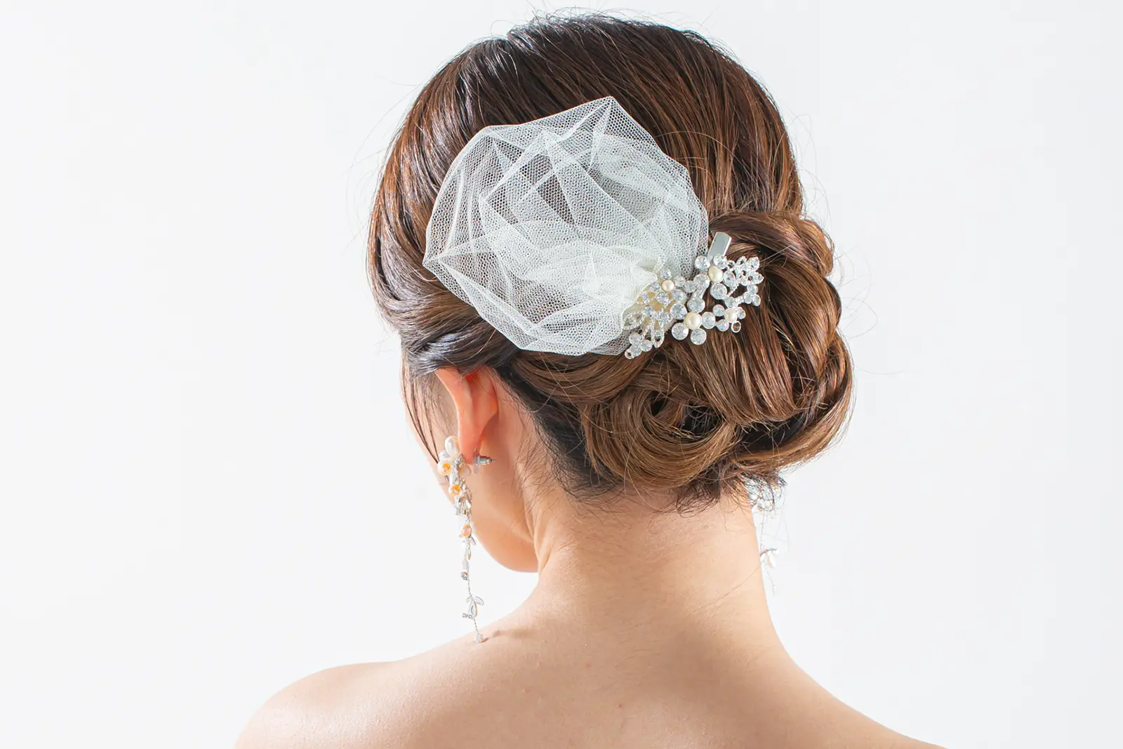 ウェディングフォトをより華やかに。横浜店で人気の撮影用ブライダルヘッドパーツ。パールの柔らかな輝きが魅力。