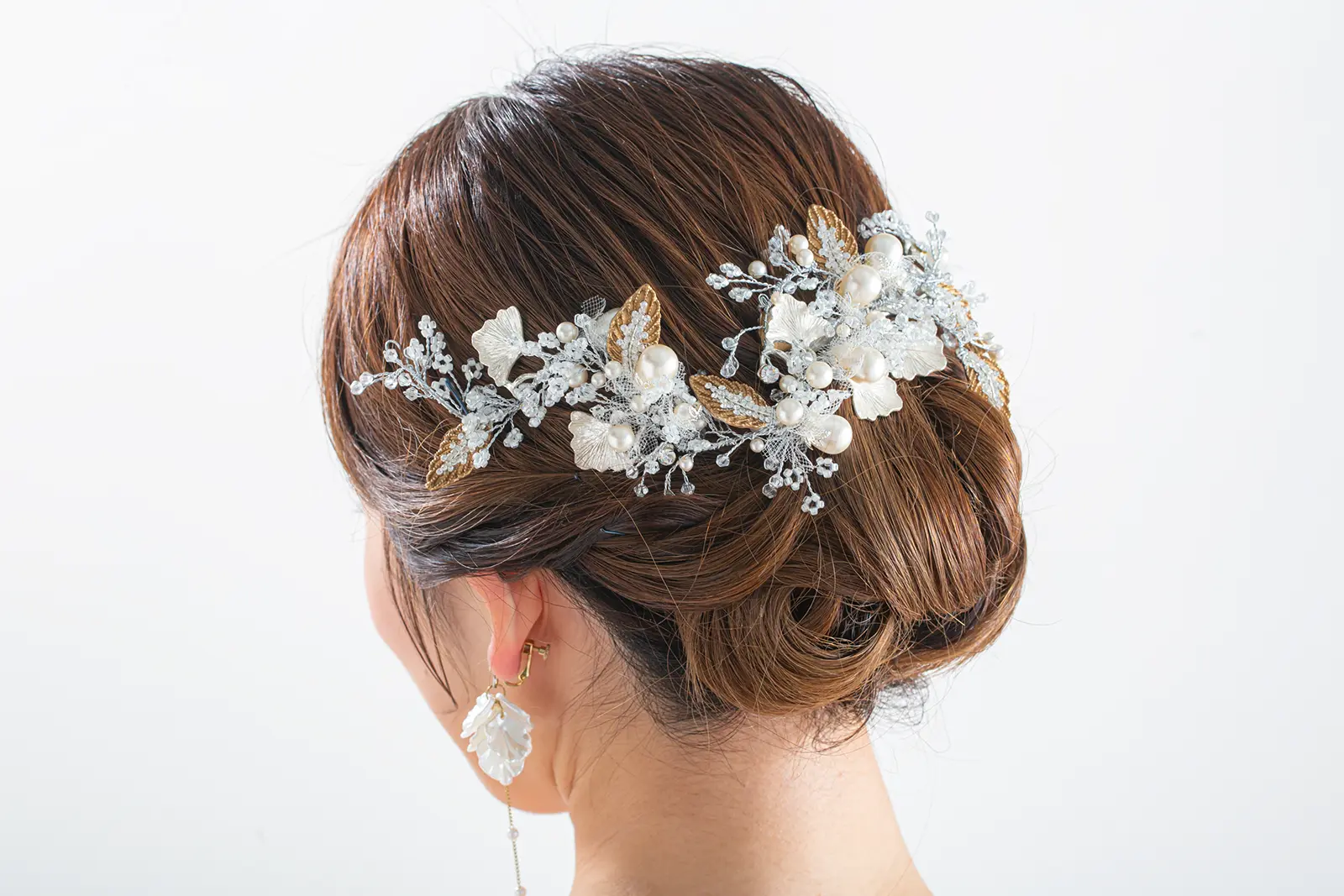 横浜でのフォトウェディングを彩る、洗練されたブライダルヘッドパーツ。パールの質感が美しい、大人花嫁様のための撮影小物。