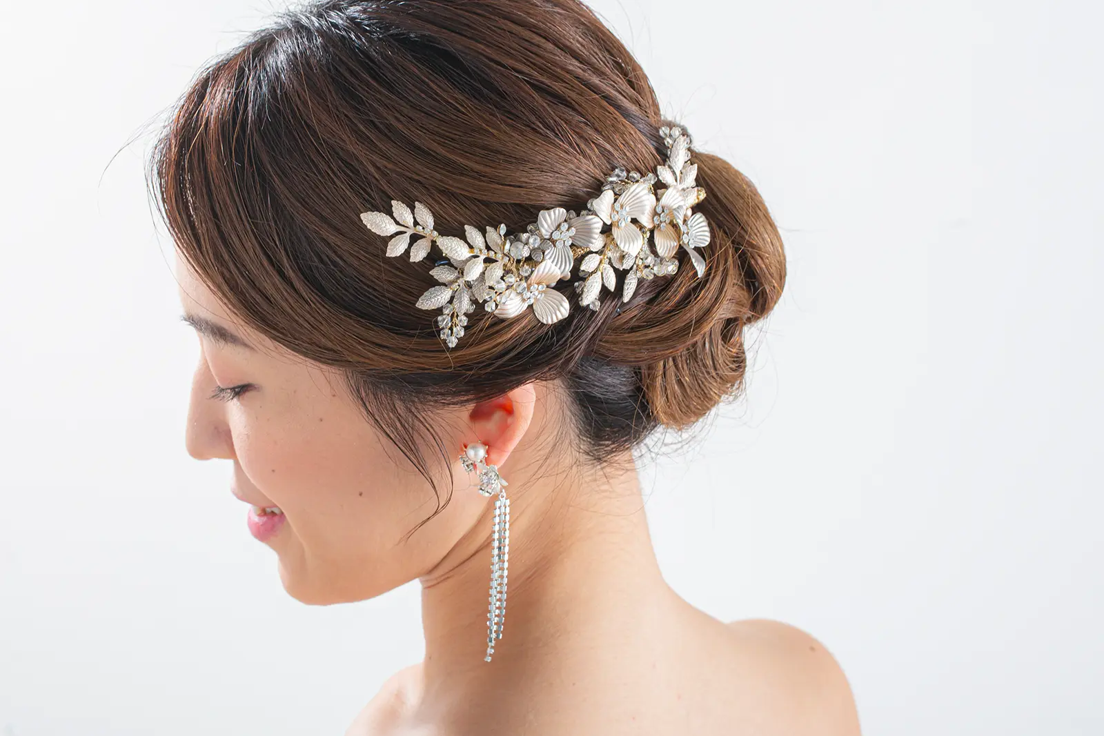 ドレスを一層美しく見せる、上品なブライダルヘッドパーツ。横浜での前撮り・フォトウェディング用アクセサリー。