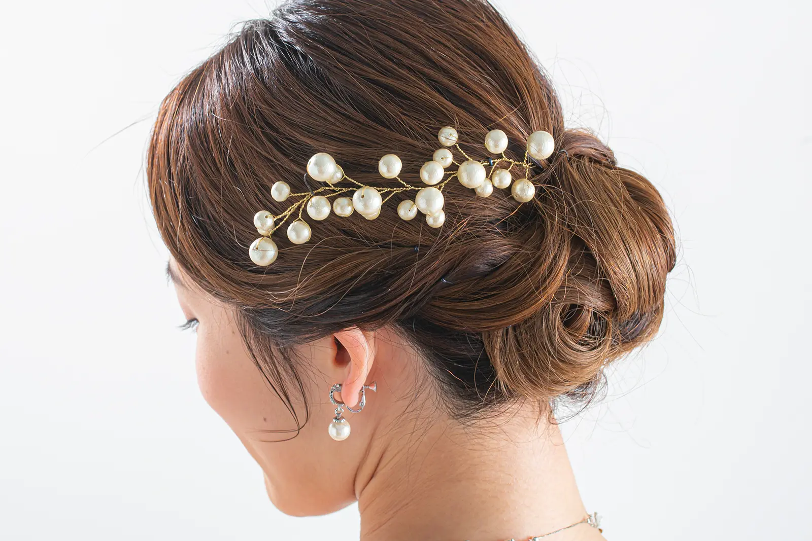横浜での撮影で輝く、上品なブライダルヘッドパーツ。パールスタイルが美しい、繊細なデザインの撮影用アイテム。