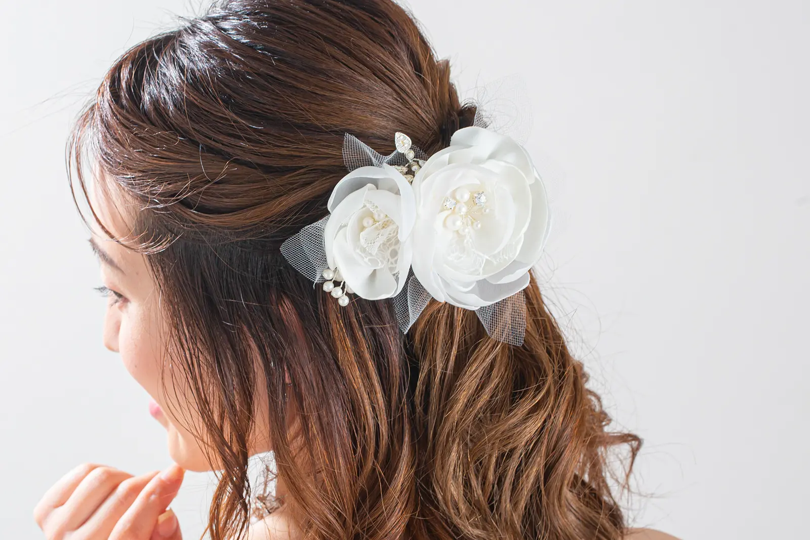 フォトウェディングを格上げする、上品なブライダルヘッドパーツ。胸元やドレスの雰囲気を選ばない万能デザイン。