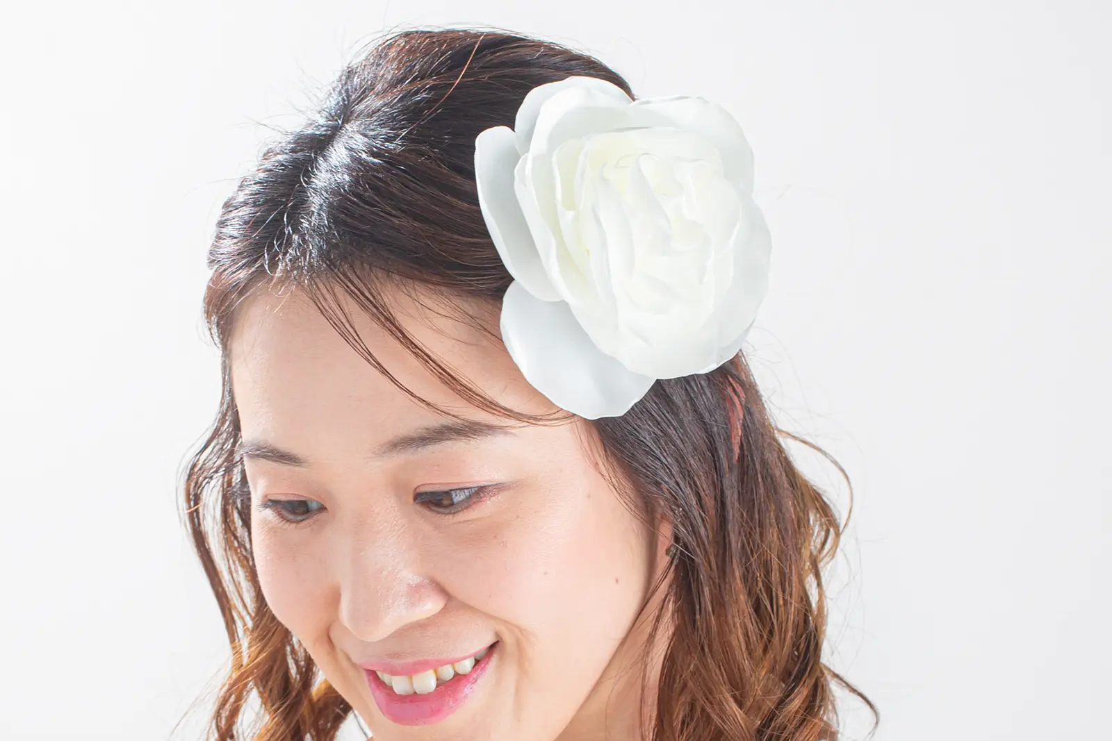 ウェディングヘアを完成させる、清楚で美しいヘッドパーツ。横浜店で人気の高い撮影用髪飾り。