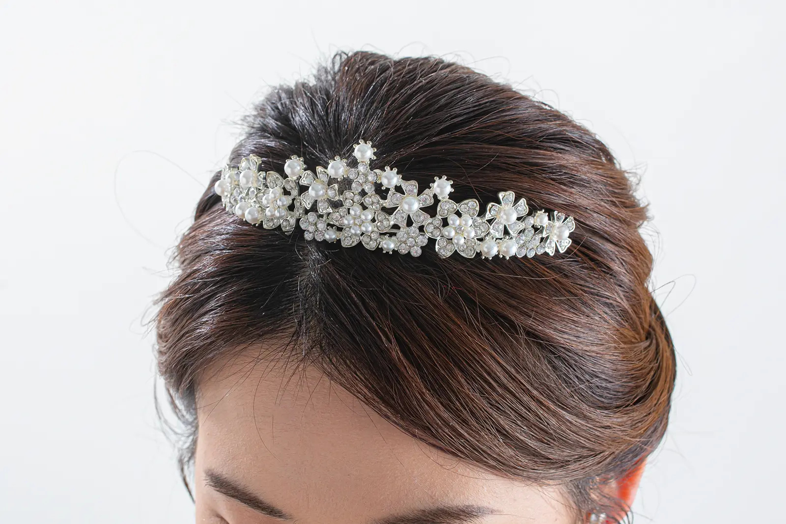 横浜でのフォトウェディングに彩りを添える、洗練されたヘッドパーツ。花嫁様の笑顔をより華やかにする撮影用アイテム。