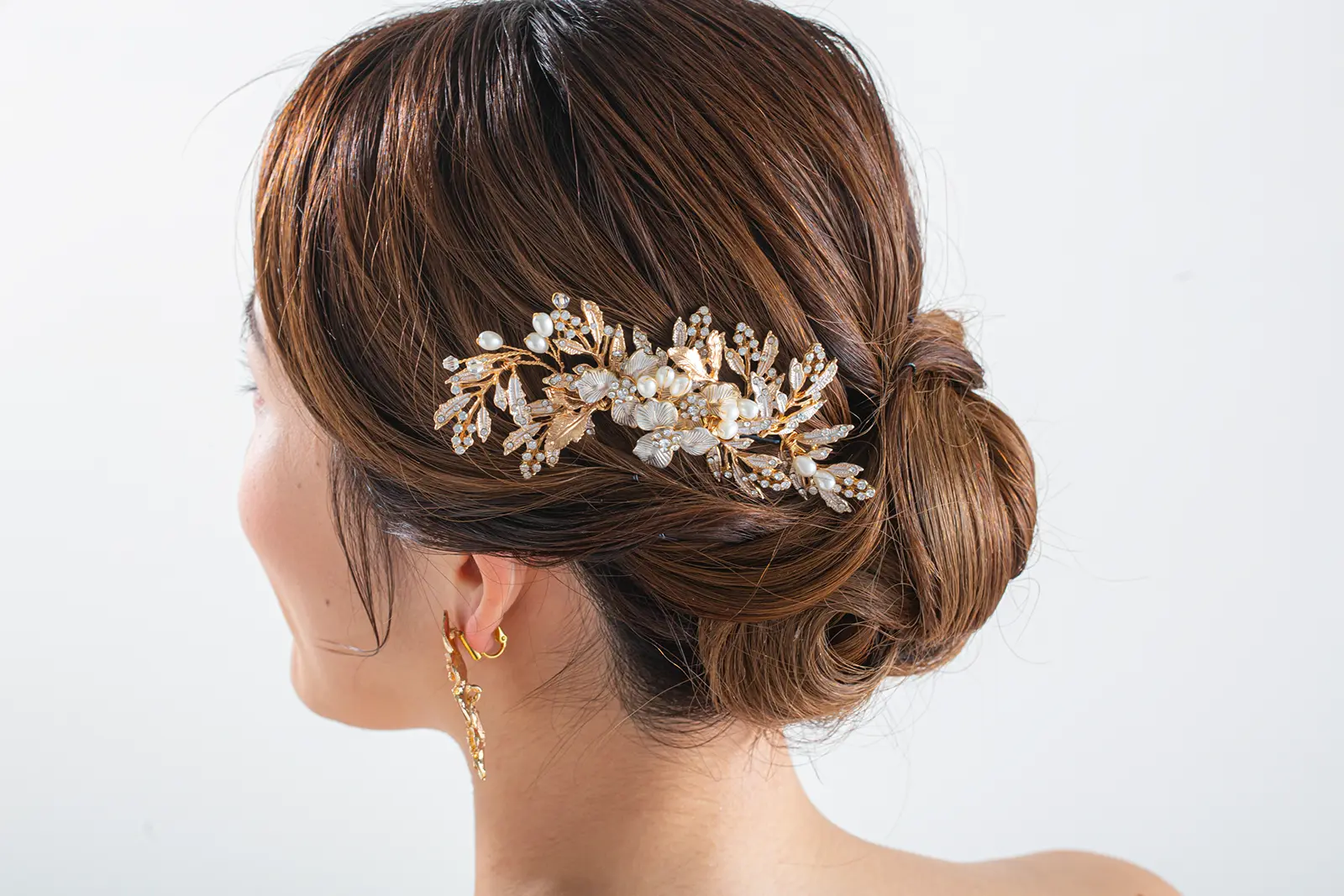 横浜のチャペル撮影で輝く、クリスタルとパールの豪華なヘッドドレス。横顔をドラマチックに彩るブライダルヘアアクセサリー。