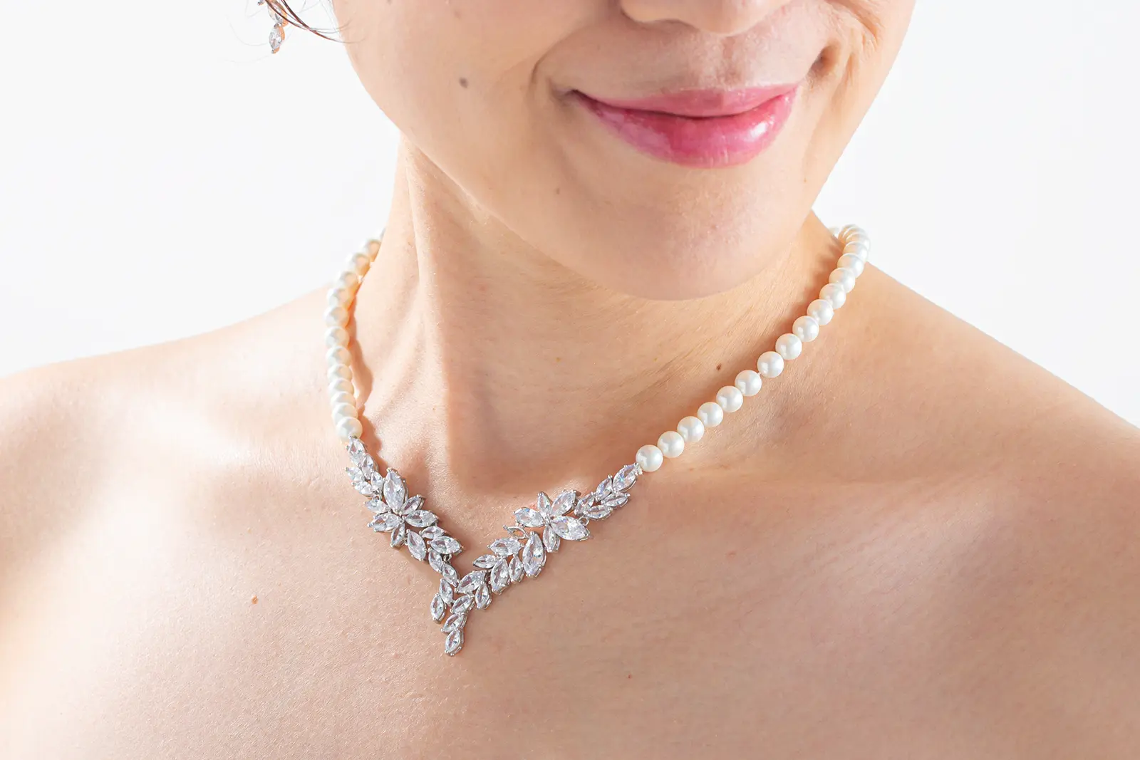 ウェディングドレスの胸元を美しく彩る、上品なパールネックレス。横浜での前撮り・フォトウェディングで人気の撮影小物。