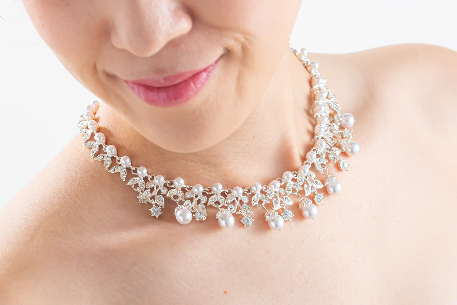 ドレス姿を華やかに演出する、上品なブライダルネックレス。横浜店で人気の撮影用ジュエリー、パールデザイン。