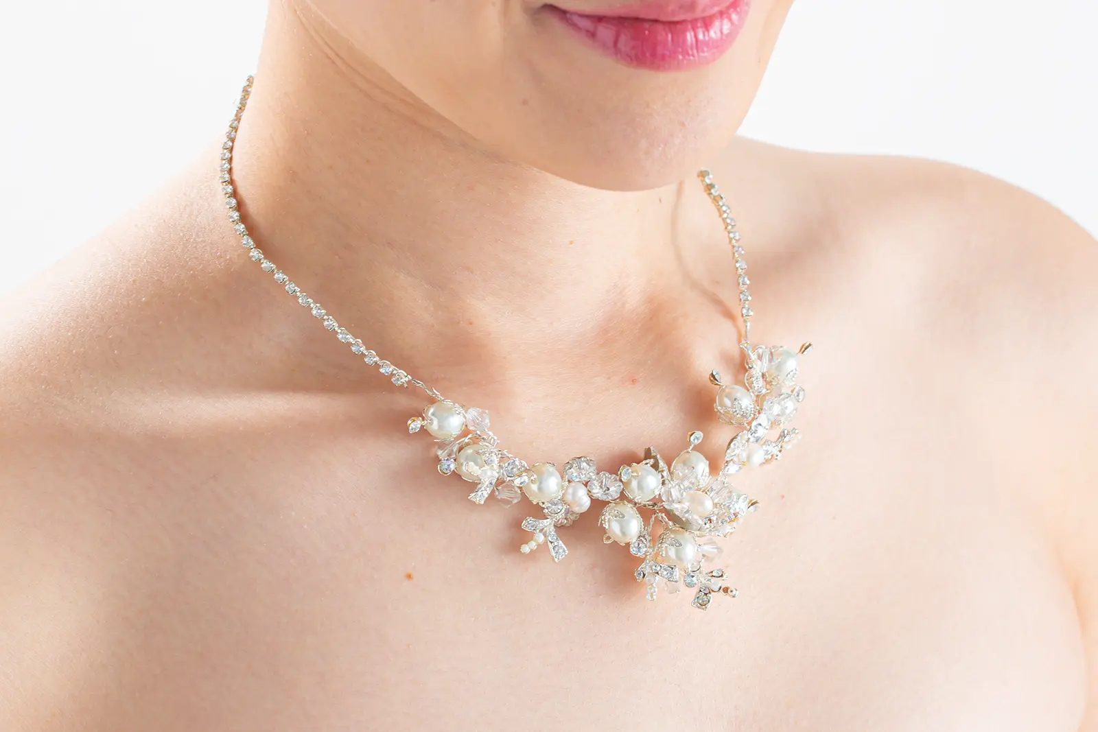 結婚式の前撮りに最適な、上品で華やかなブライダルネックレス。横浜店厳選のパールデザインが美しい撮影用アクセサリー。