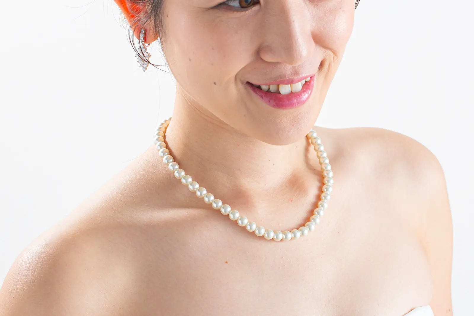 横浜でのロケーション撮影で人気の、上品なパールのブライダルネックレス。ドレス姿を格上げする洗練された撮影用小物。