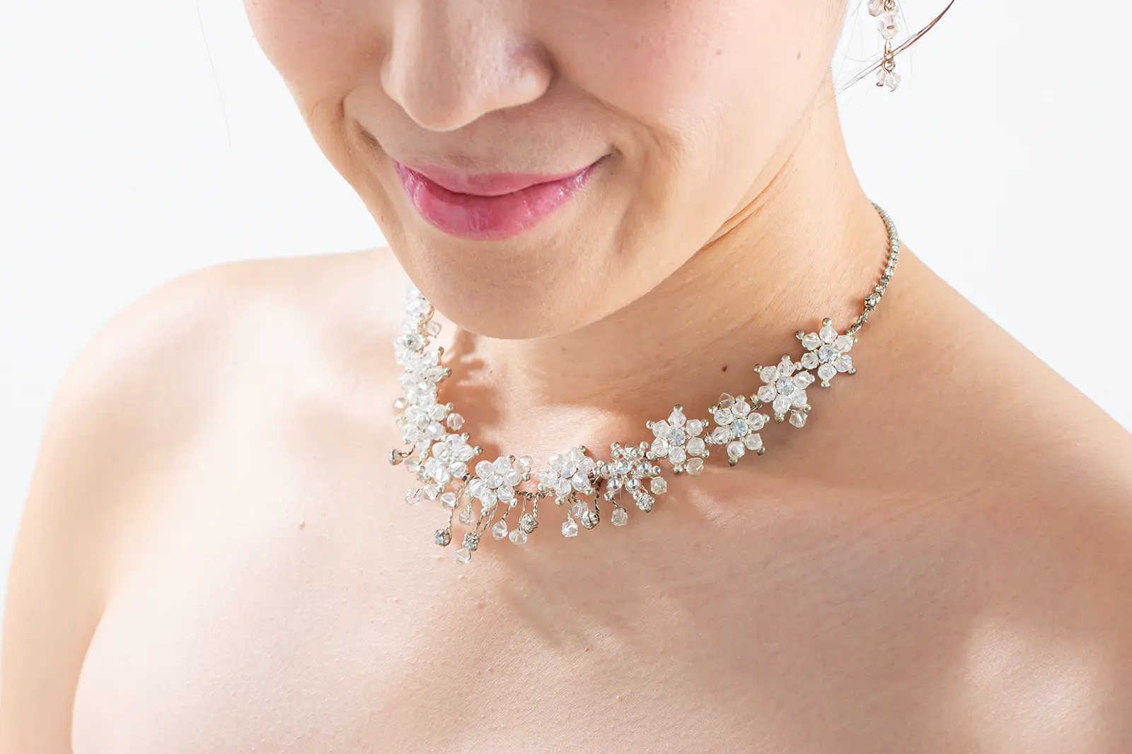 フォトウェディングをより特別にする、華やかなブライダルネックレス。横浜店人気のパールデザイン・撮影用ジュエリー。