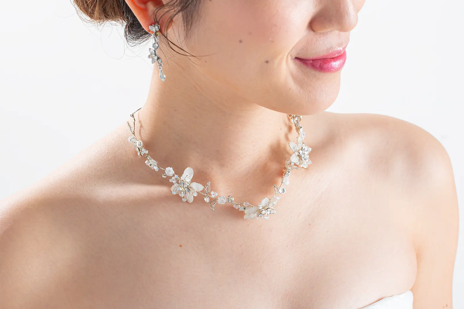 ウェディングフォトをより華やかに。横浜店厳選のブライダルネックレス。パールの輝きがドレスと完璧に調和します。