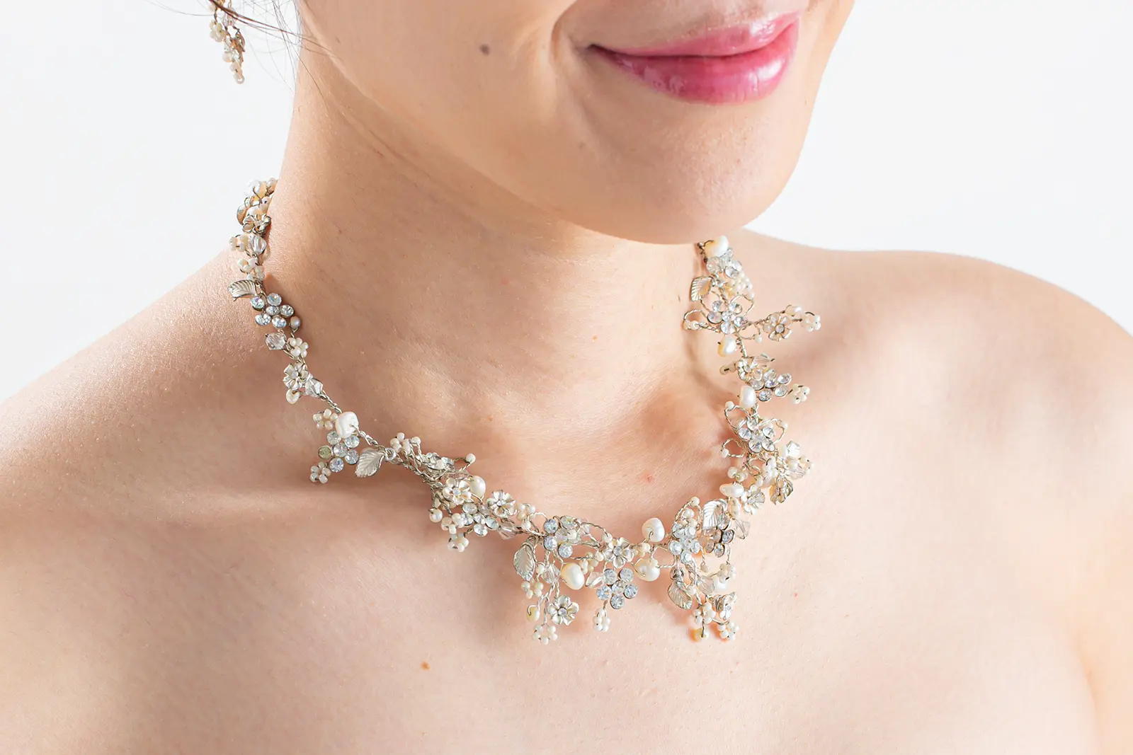 ドレスをより一層美しく見せる、上品なパールのブライダルネックレス。横浜でのフォトウェディングを彩る撮影用アイテム。