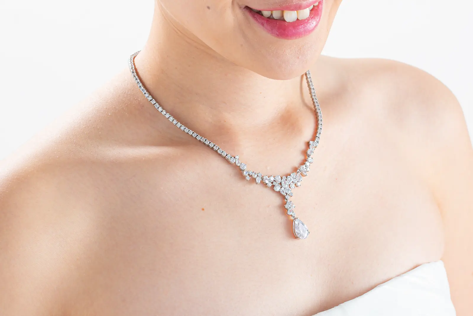 ウェディングドレスの魅力を引き立てる、上品で繊細なパールネックレス。横浜店おすすめのフォトウェディング撮影用小物。