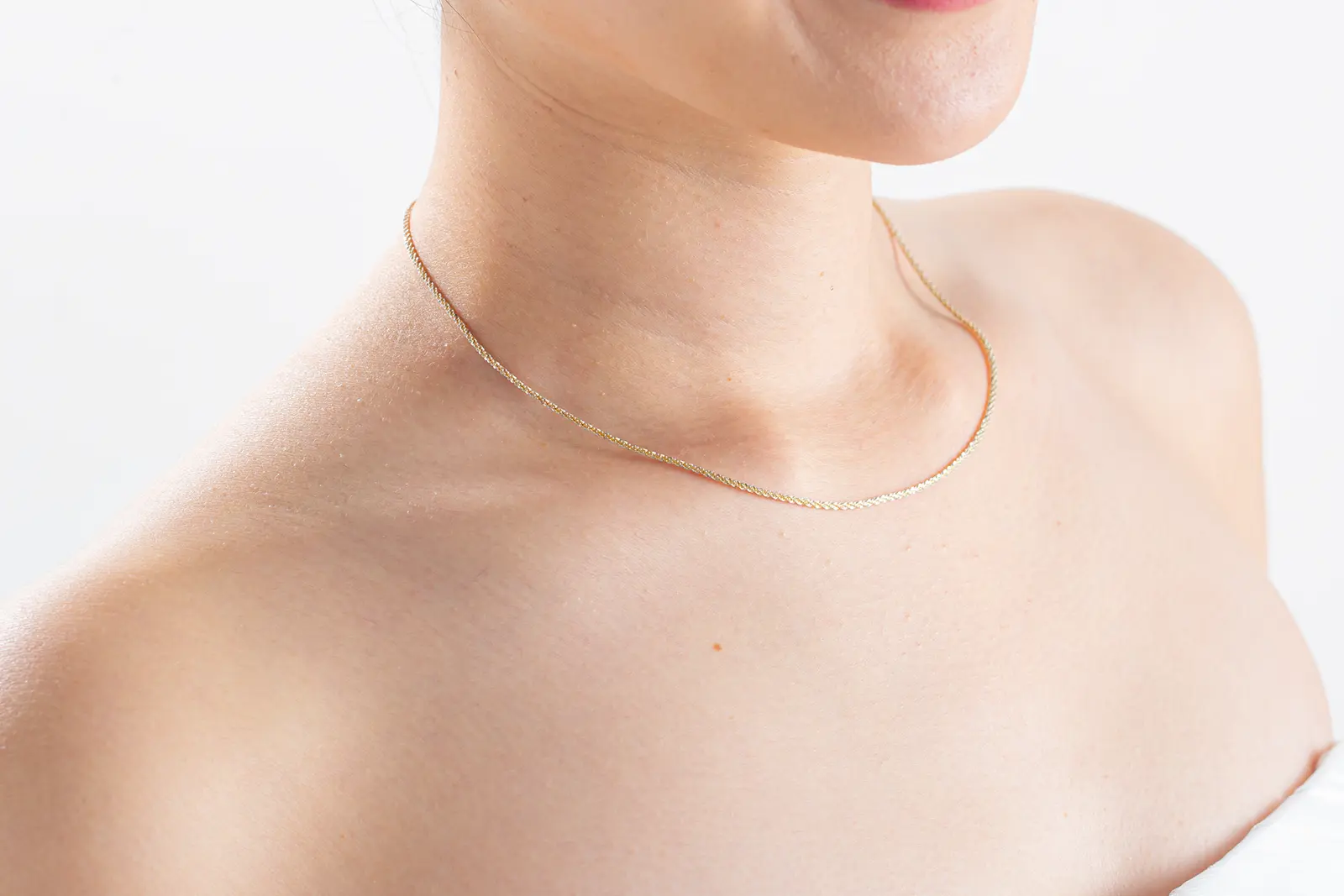 横浜でのフォトウェディングを格上げする、上品なブライダルネックレス。胸元を清楚に飾る人気のパールジュエリー。