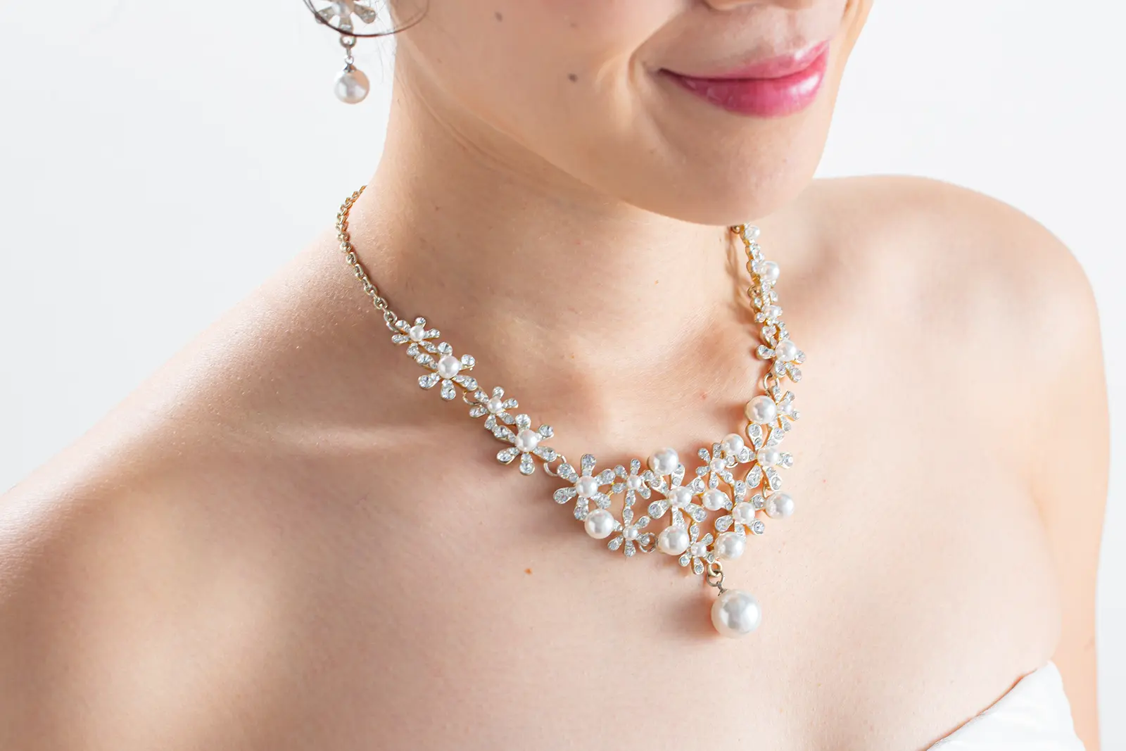 揺れるパールが美しい、上品なブライダルネックレス。横浜でのフォトウェディングにおいて、花嫁の胸元を華やかに演出する撮影用ジュエリー。