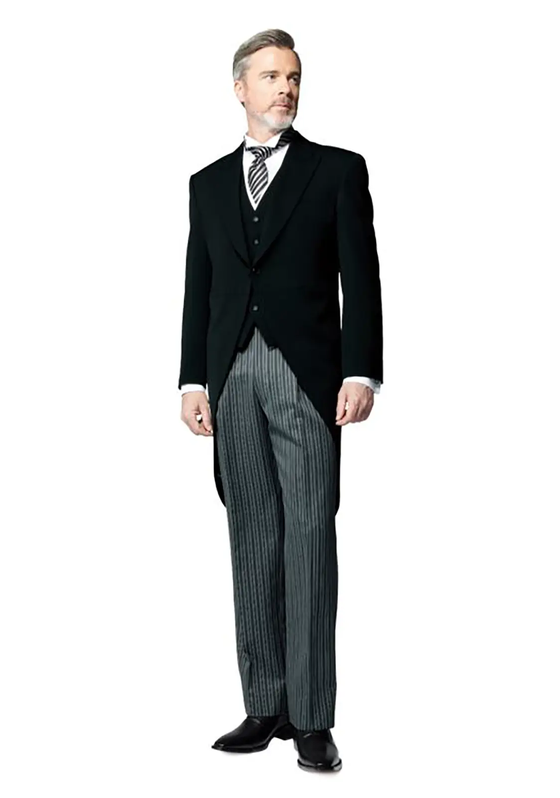 結婚式にて新郎新婦のお父様が着用する、正礼装のモーニングコート。格式高く、品格を感じさせるフォーマルなウェディングスタイル。