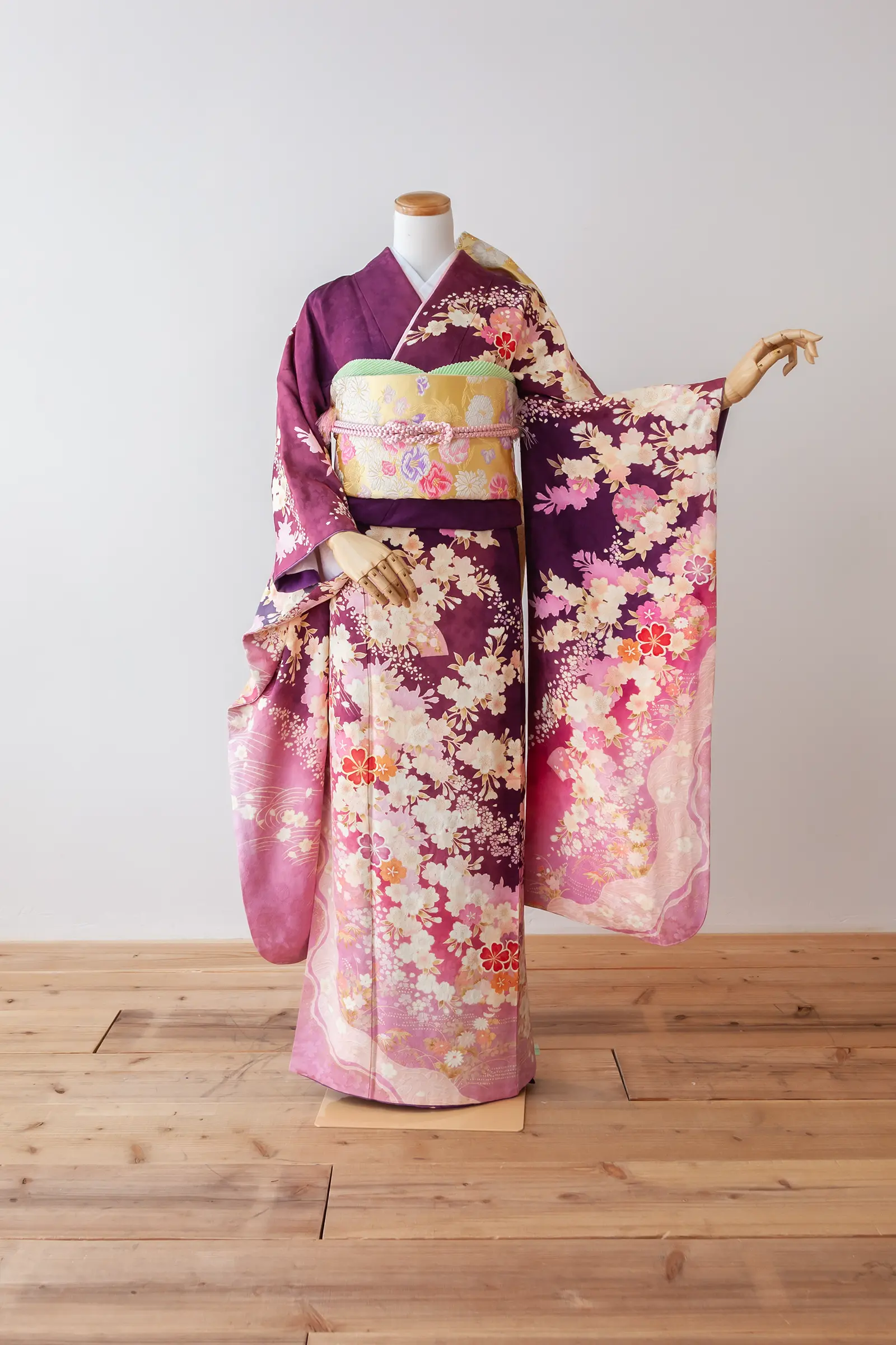 紫地に白や淡いピンク、赤、オレンジの花柄をあしらったゲスト向け振袖レンタル F-055 全身写真