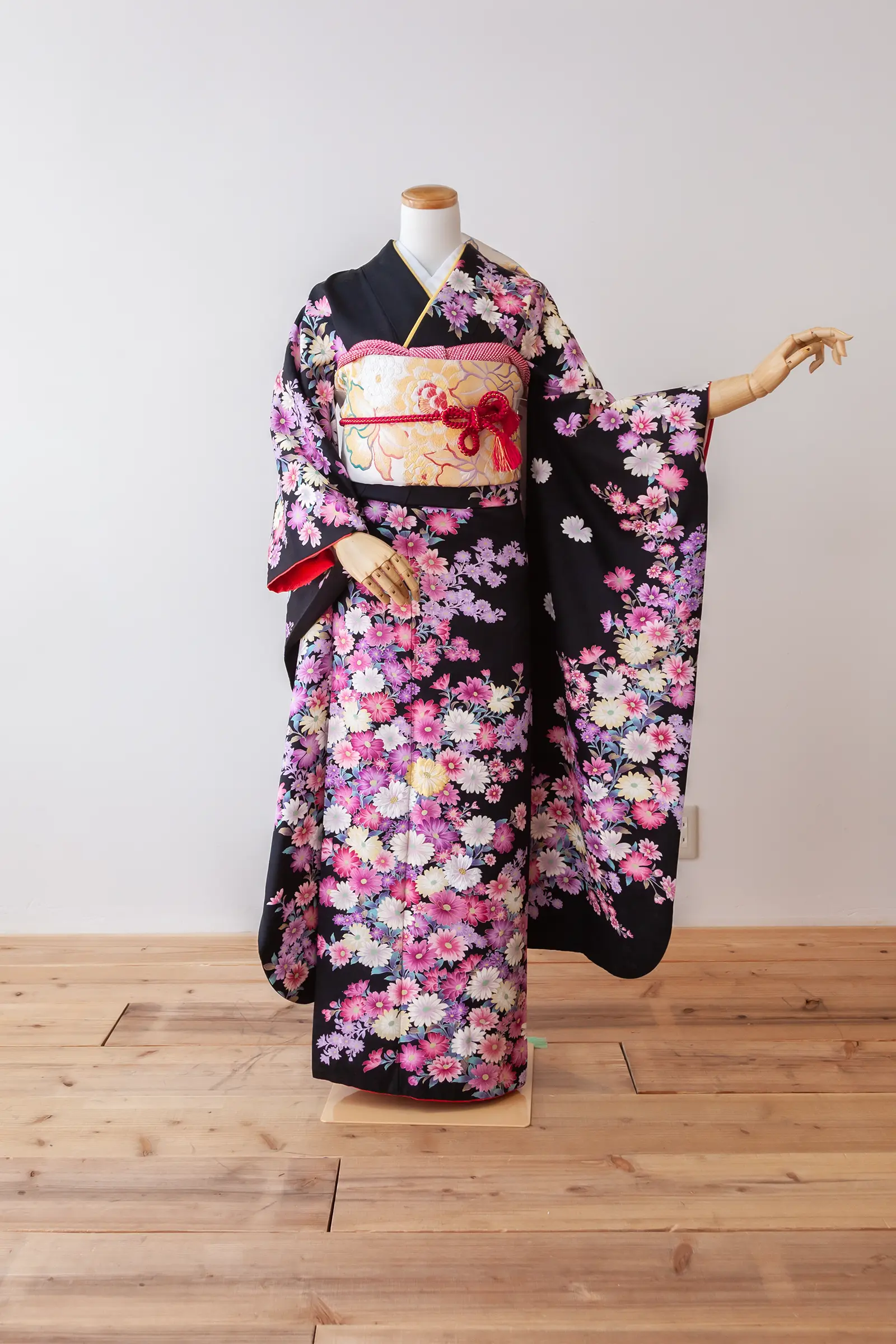 黒地にピンク・白・淡い紫の花柄をあしらった振袖 F-058 の全身写真