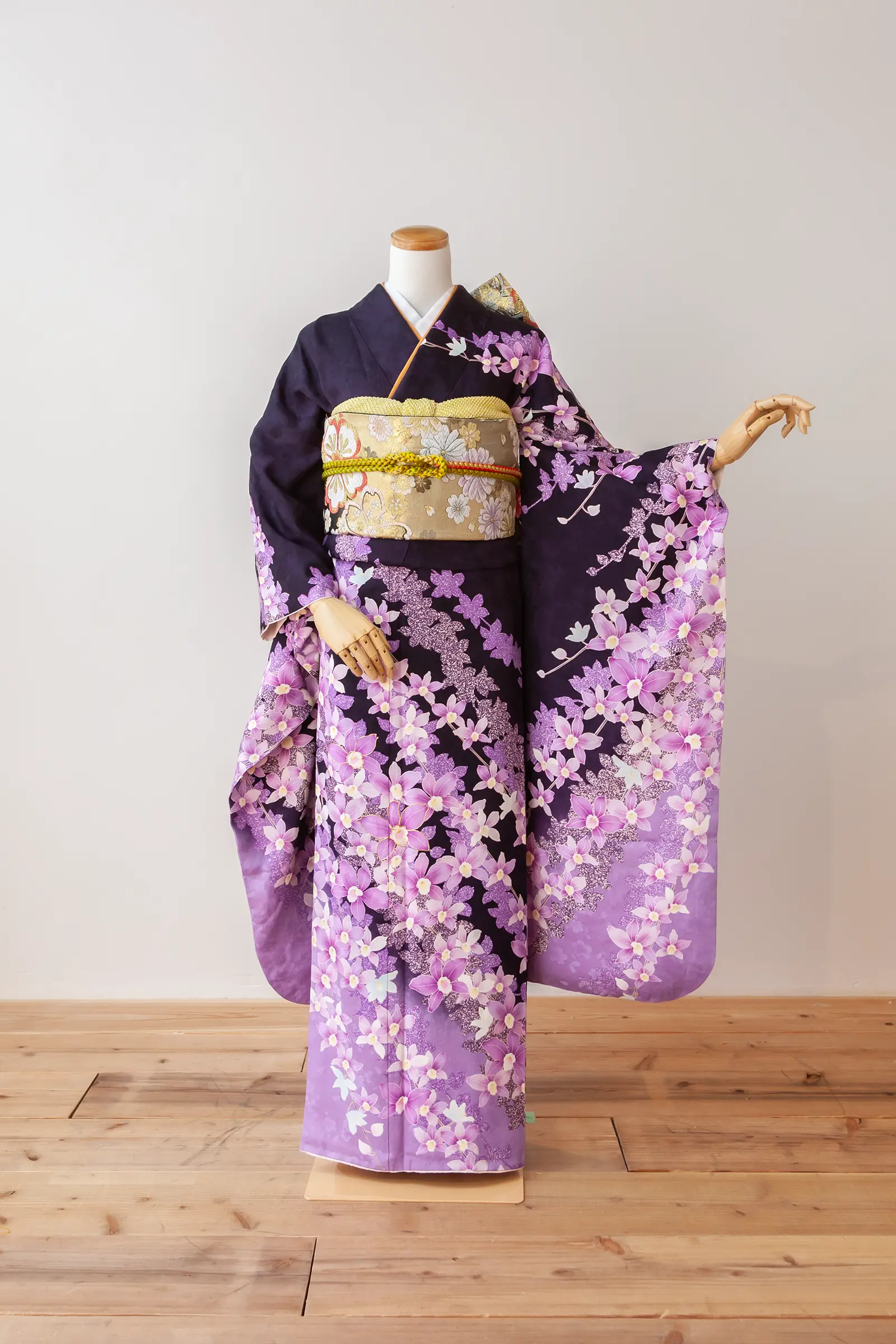 濃い紫地にピンクの花柄と蝶柄をあしらったゲスト向け振袖レンタル F-054 全身写真