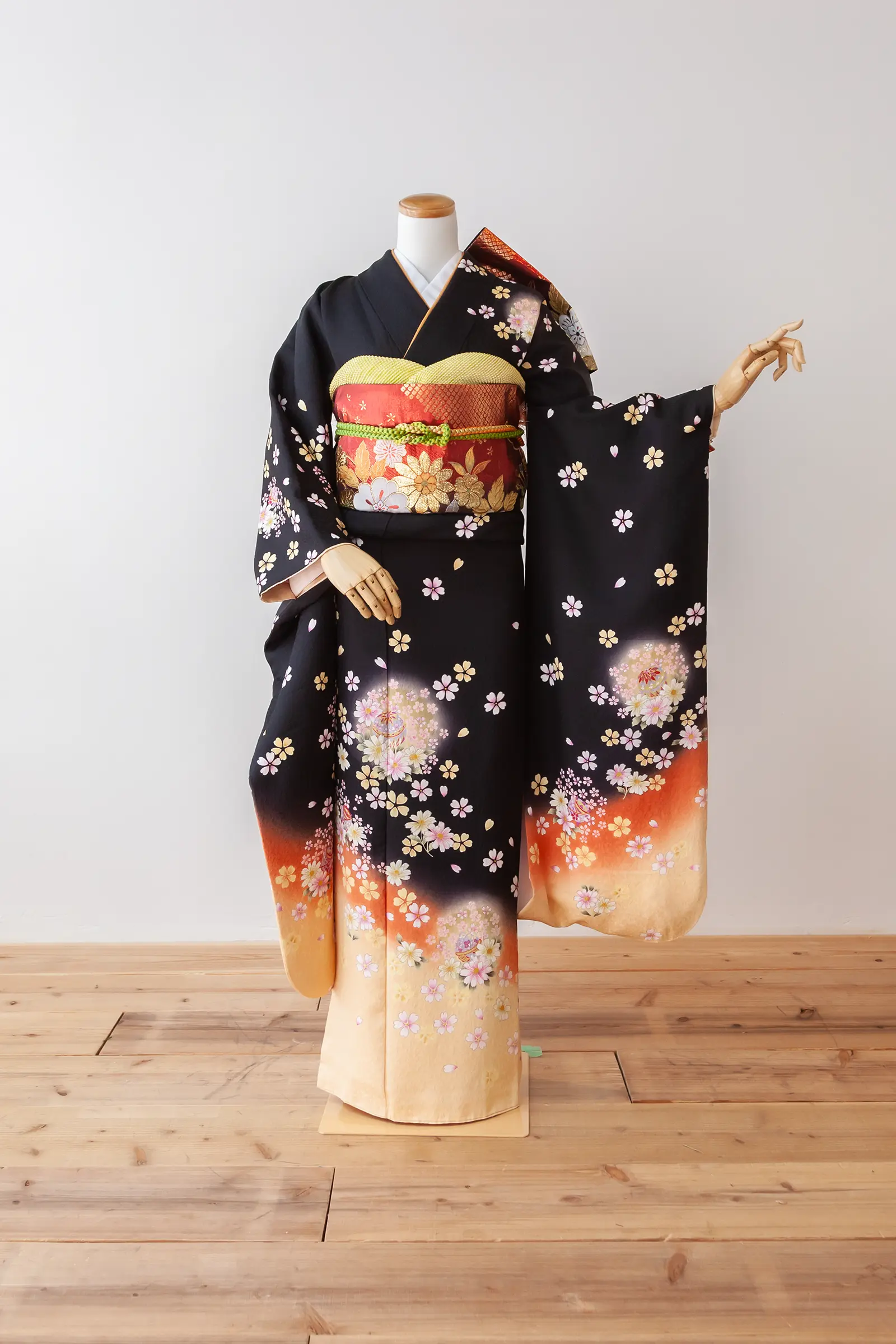 黒地に紫と黄色の花柄をあしらったゲスト向け振袖レンタル F-061 全身写真