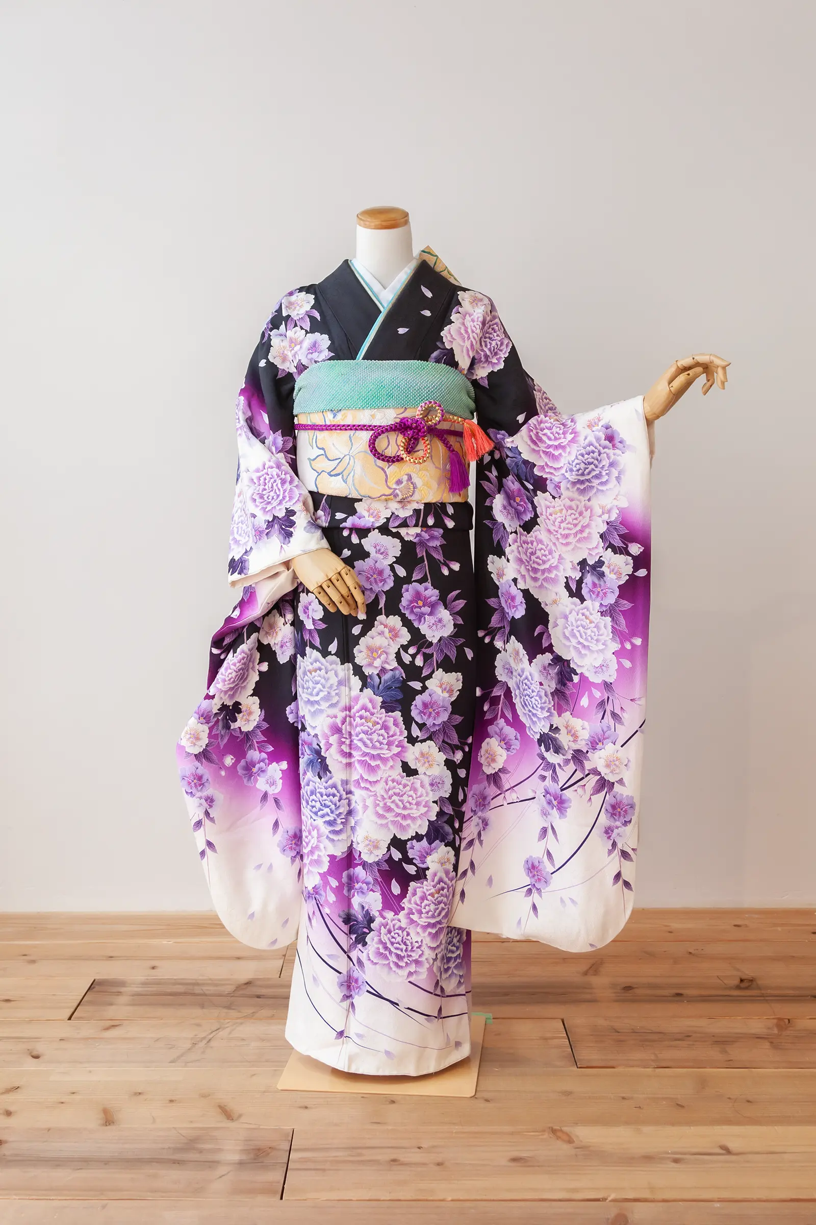 濃紺地に紫や白の花柄をあしらったゲスト向け振袖レンタル F-057 全身写真