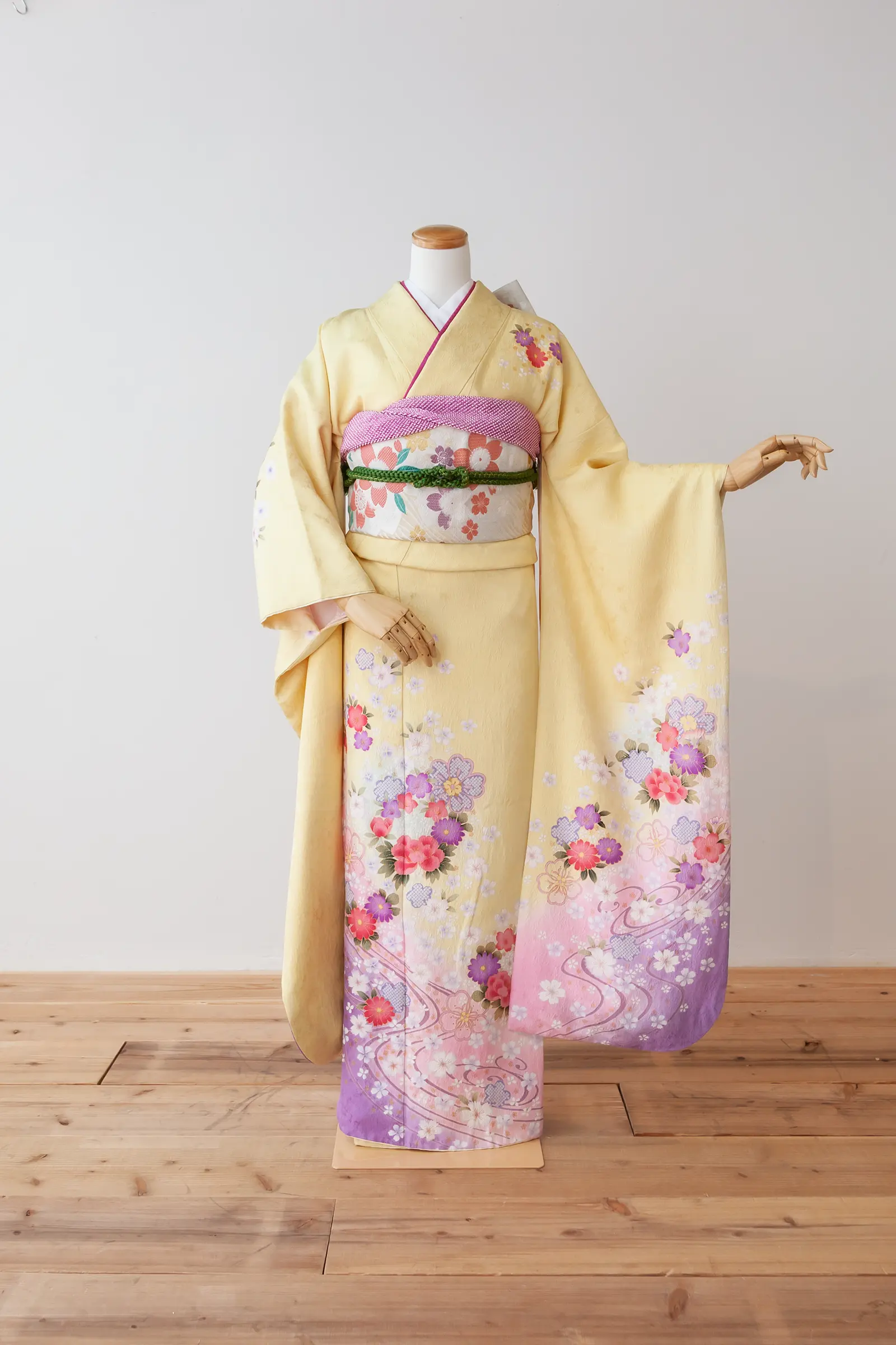 黄色地にピンクや紫の花柄をあしらったゲスト向け振袖レンタル F-037 全身写真