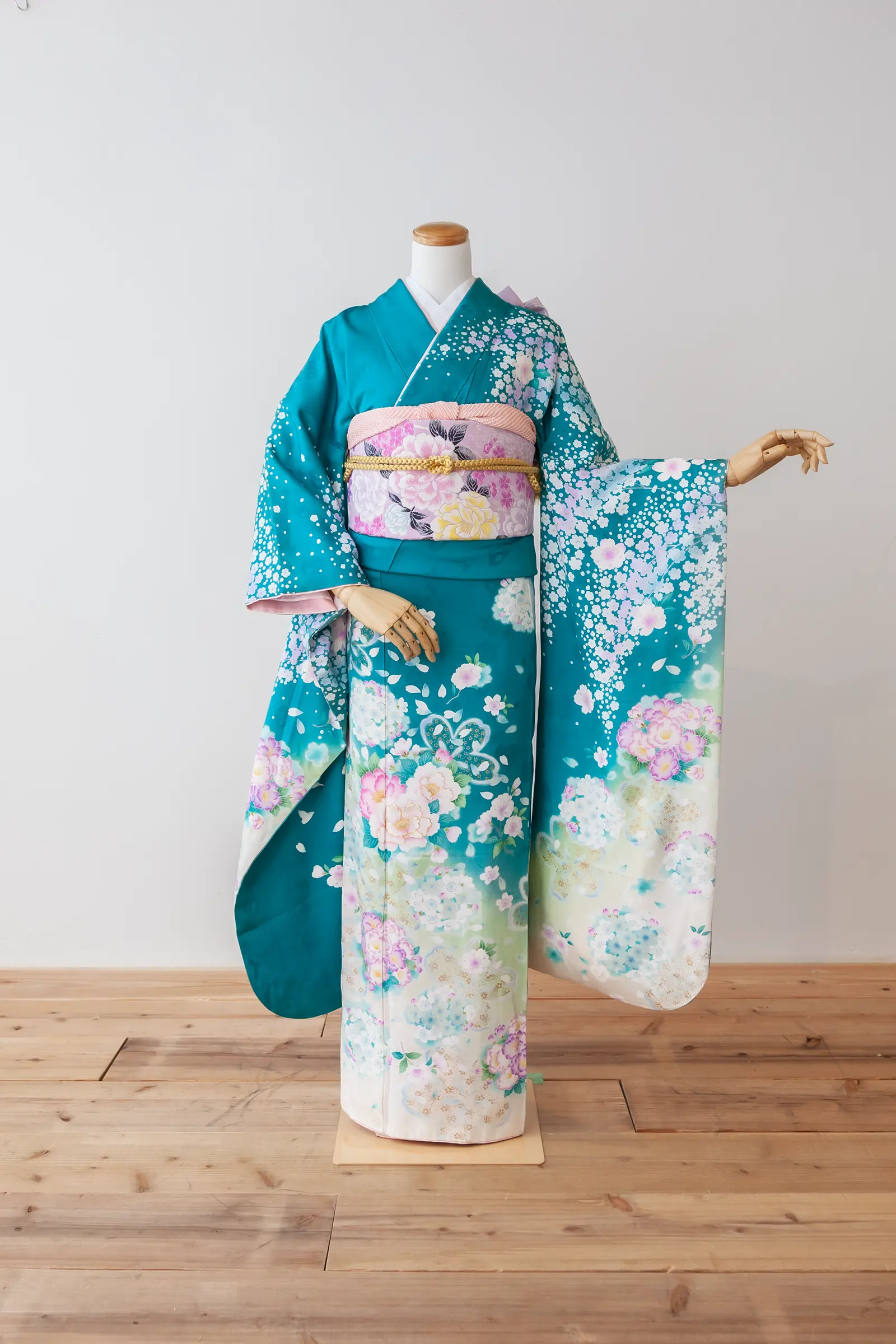 鮮やかな青地にピンクや紫の花柄をあしらったゲスト向け振袖レンタル F-040 全身写真