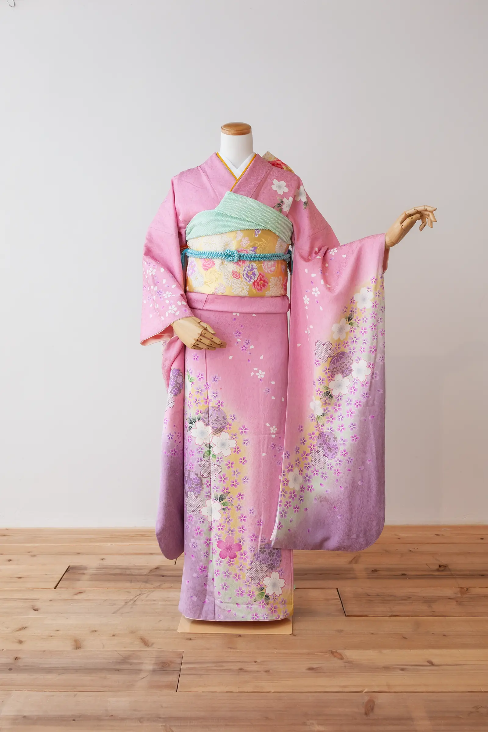 クリーム地に淡い花柄を配した上品なゲスト向け振袖レンタル F-018 全身写真