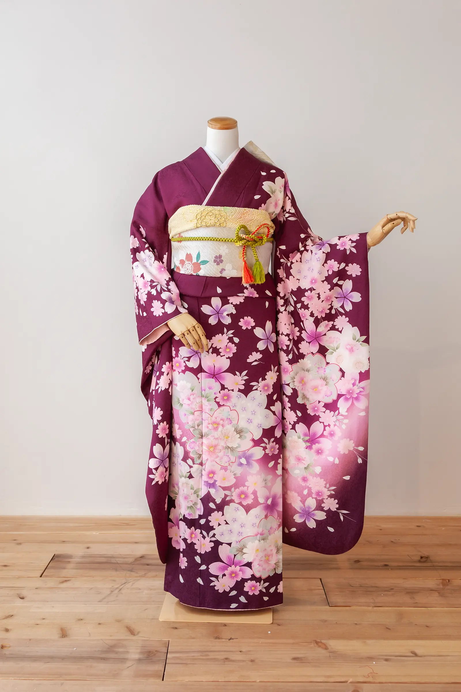 ワインレッド地に淡いピンクの桜柄をあしらったゲスト向け振袖レンタル F-046 全身写真