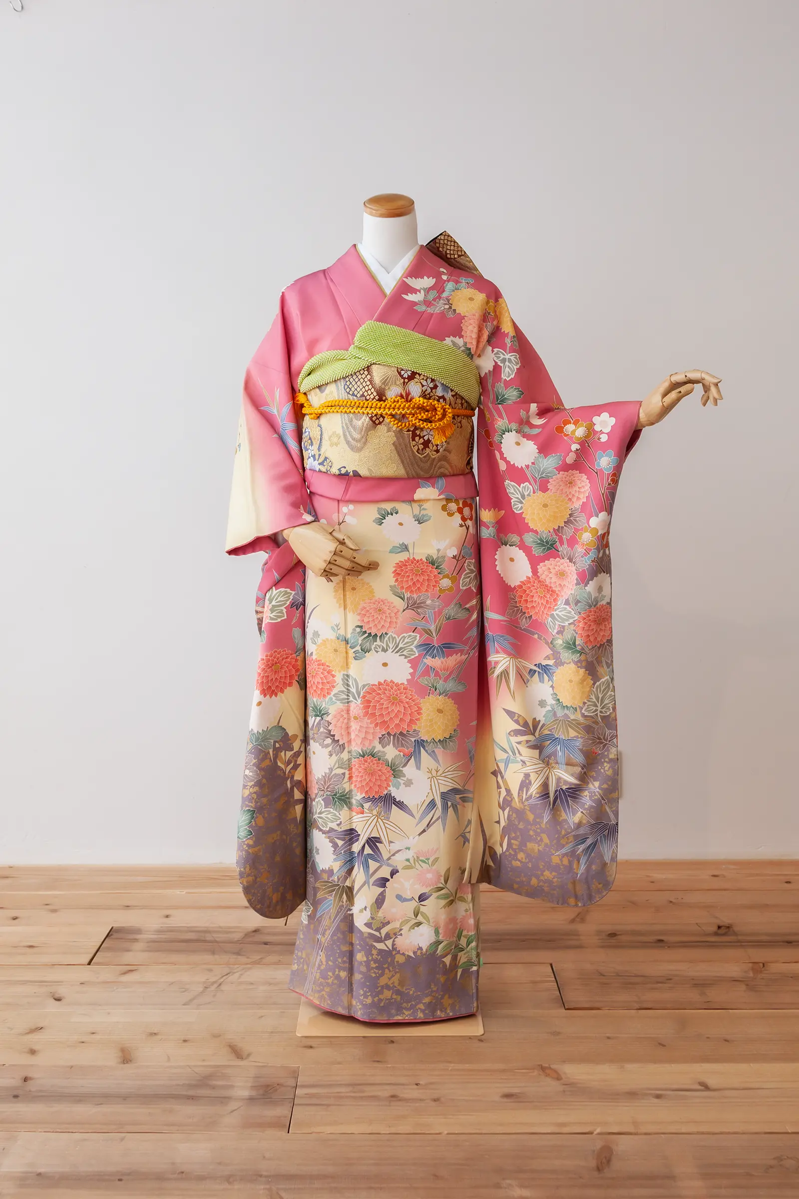 クリーム地に赤やピンクの花柄をあしらったゲスト向け振袖レンタル F-016 全身写真