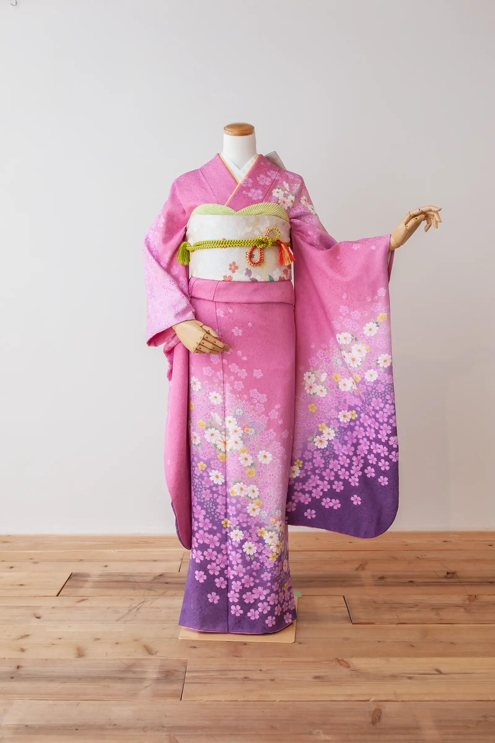 クリーム地に赤とピンクの花柄をあしらったゲスト向け振袖レンタル F-017 全身写真