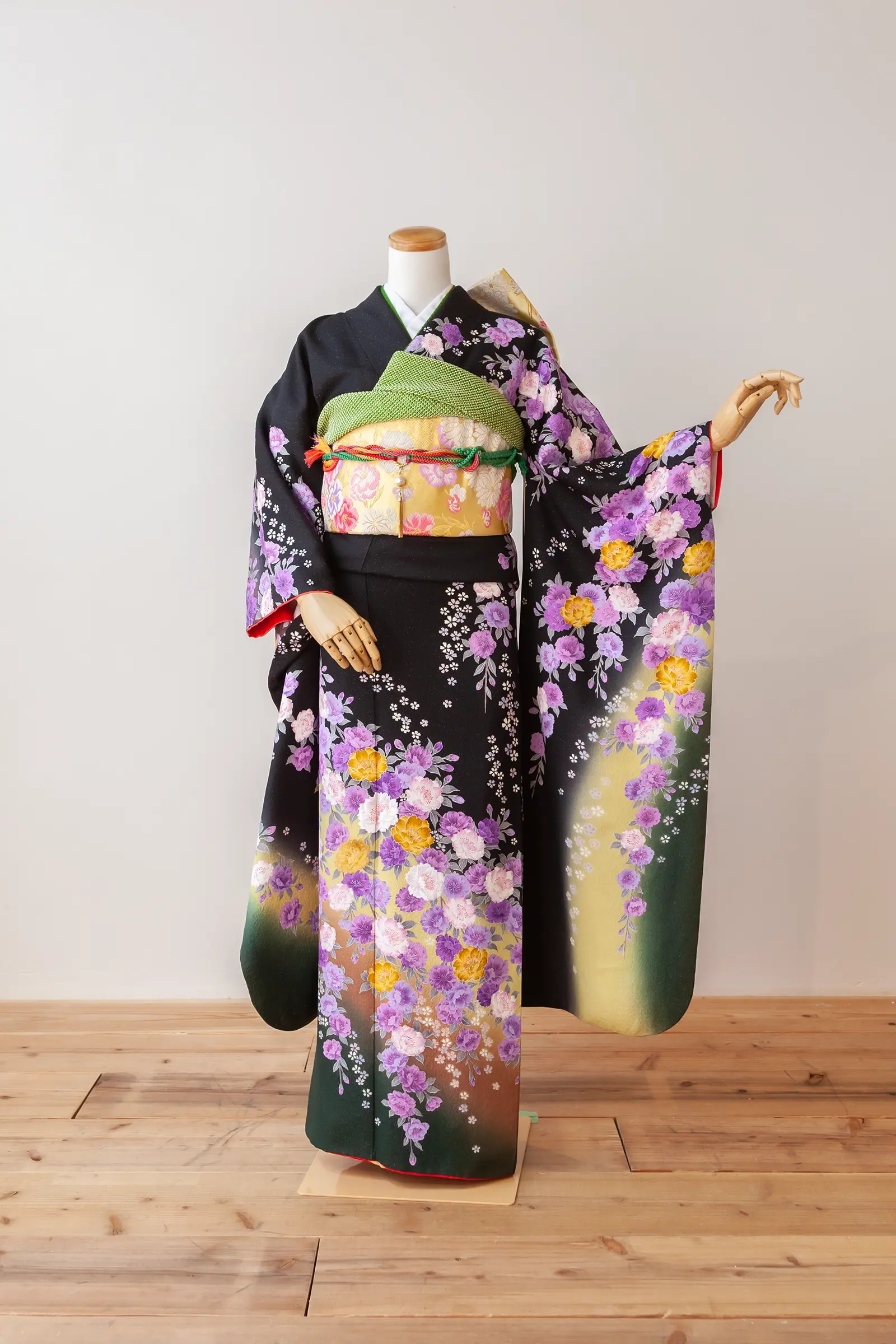 濃い紫地に淡い紫の花柄をあしらったゲスト向け振袖レンタル F-059 全身写真