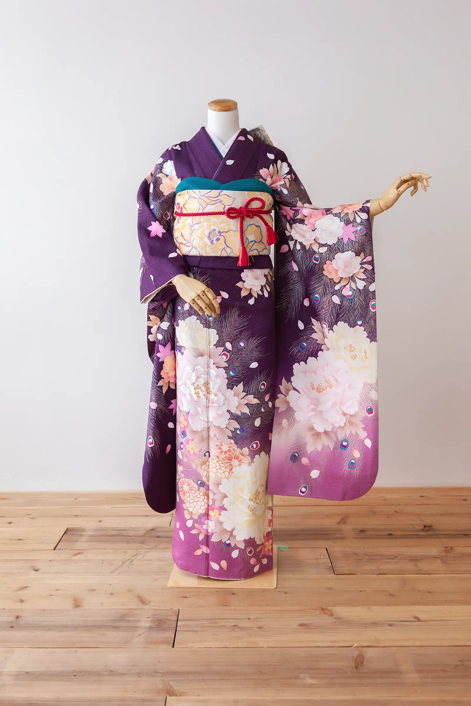 濃い紫地に白や淡いピンクの牡丹柄をあしらったゲスト向け振袖レンタル F-050 全身写真