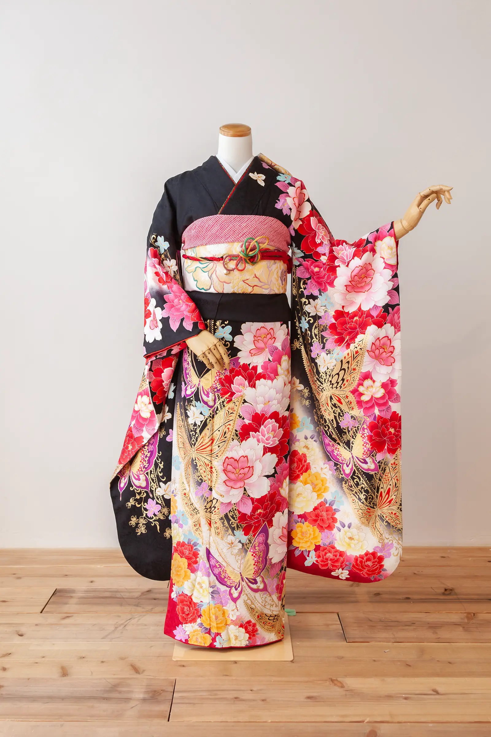 紫地に淡いピンクの桜柄をあしらったゲスト向け振袖レンタル F-060 全身写真