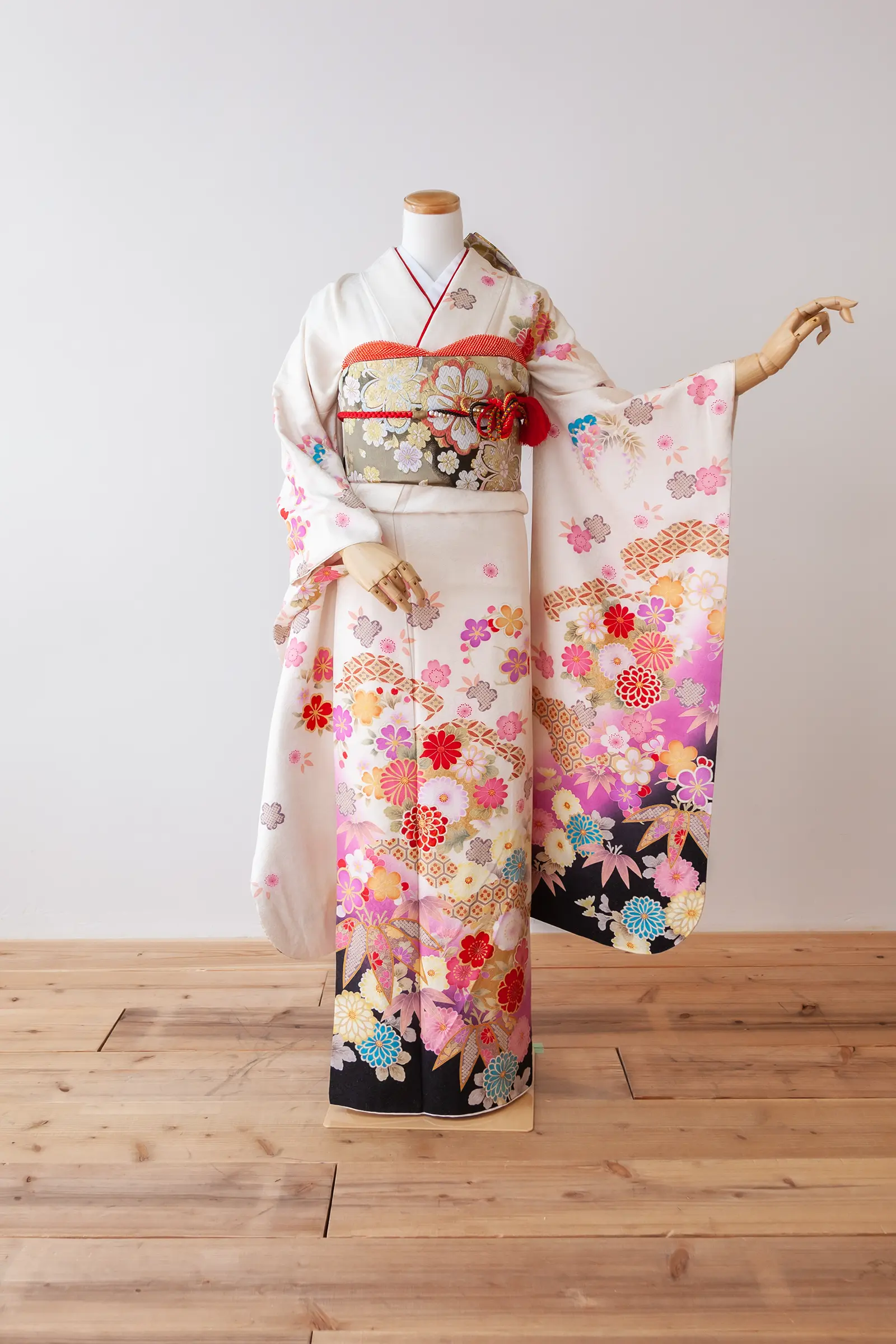 アイボリー地にピンクの花柄をあしらったゲスト向け振袖レンタル F-028 全身写真