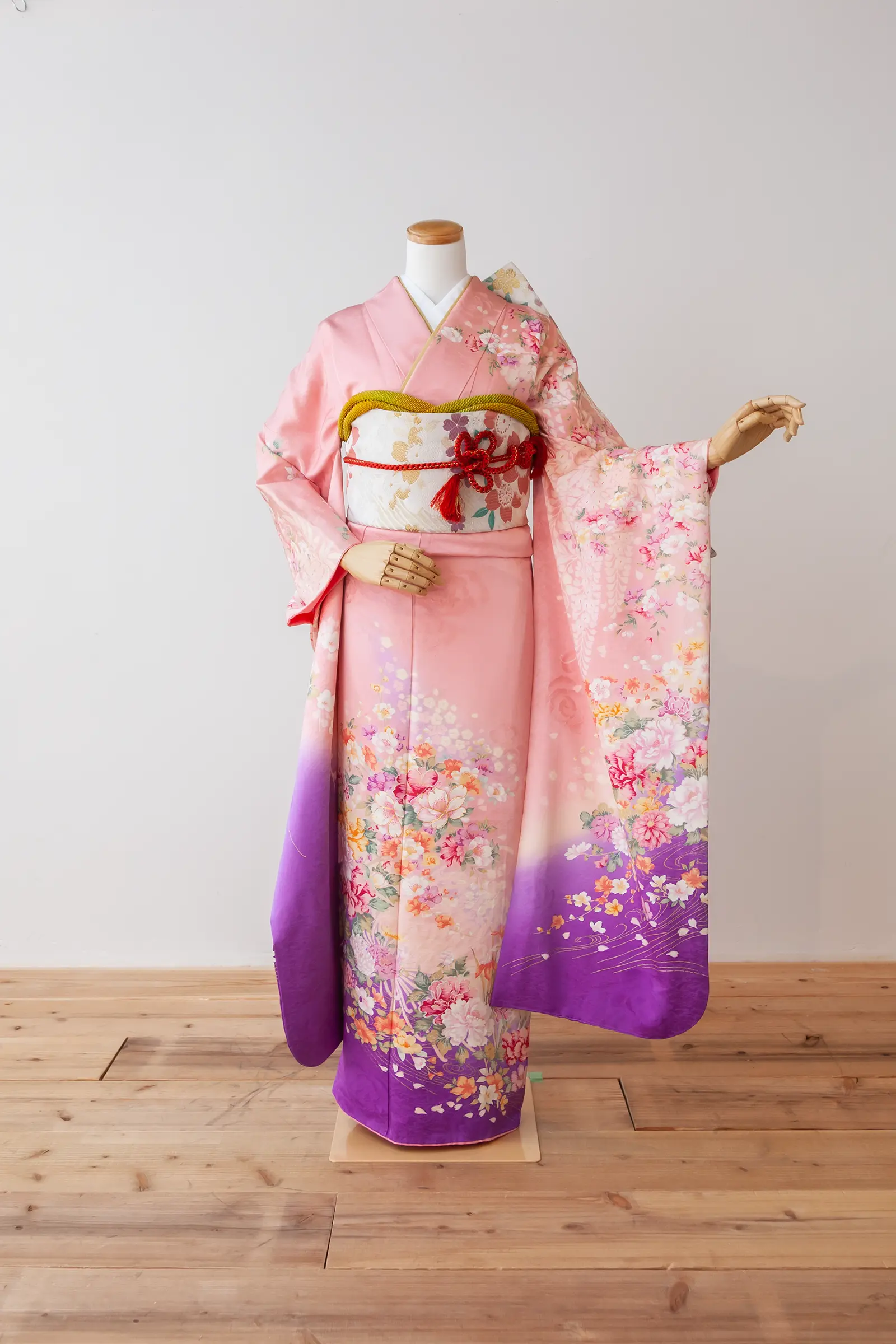 淡いピンク地に紫のぼかしと花柄をあしらったゲスト向け振袖レンタル F-025 全身写真