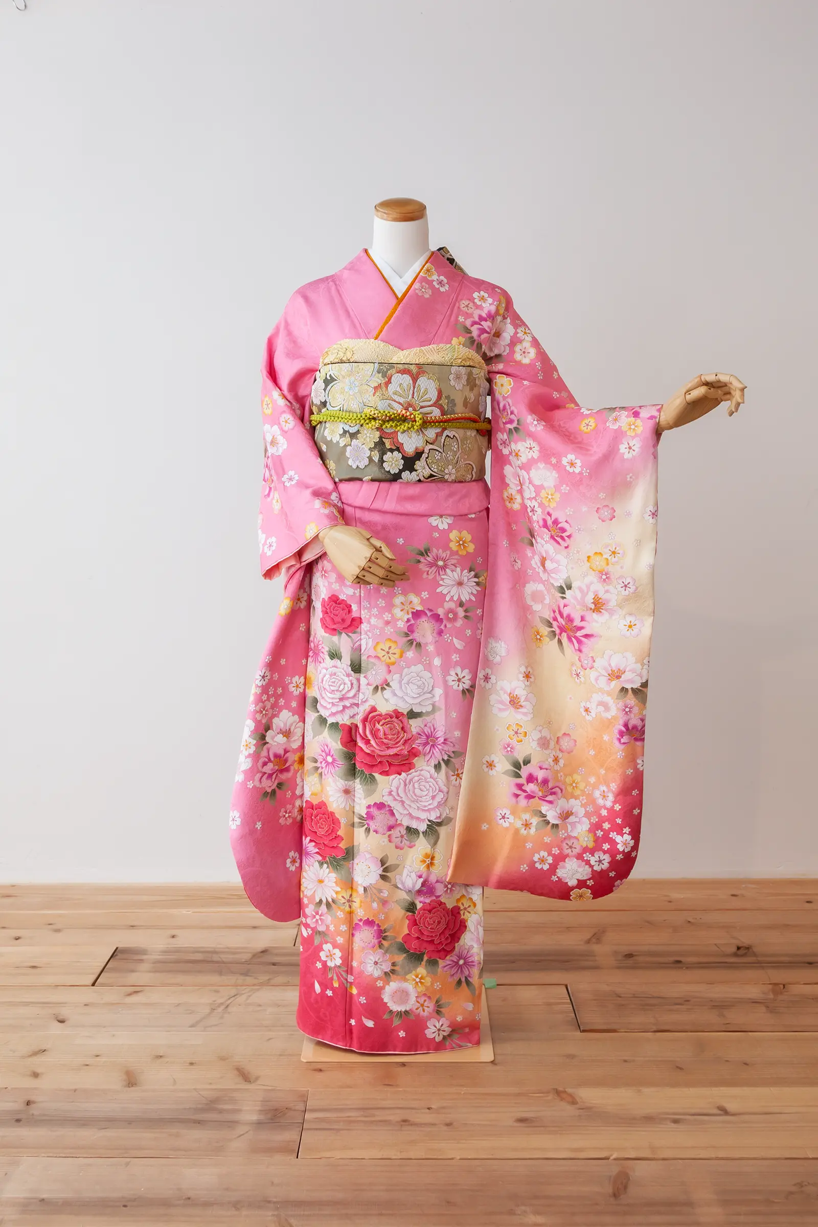 淡いピンク地にバラと花柄をあしらったゲスト向け振袖レンタル F-024 全身写真