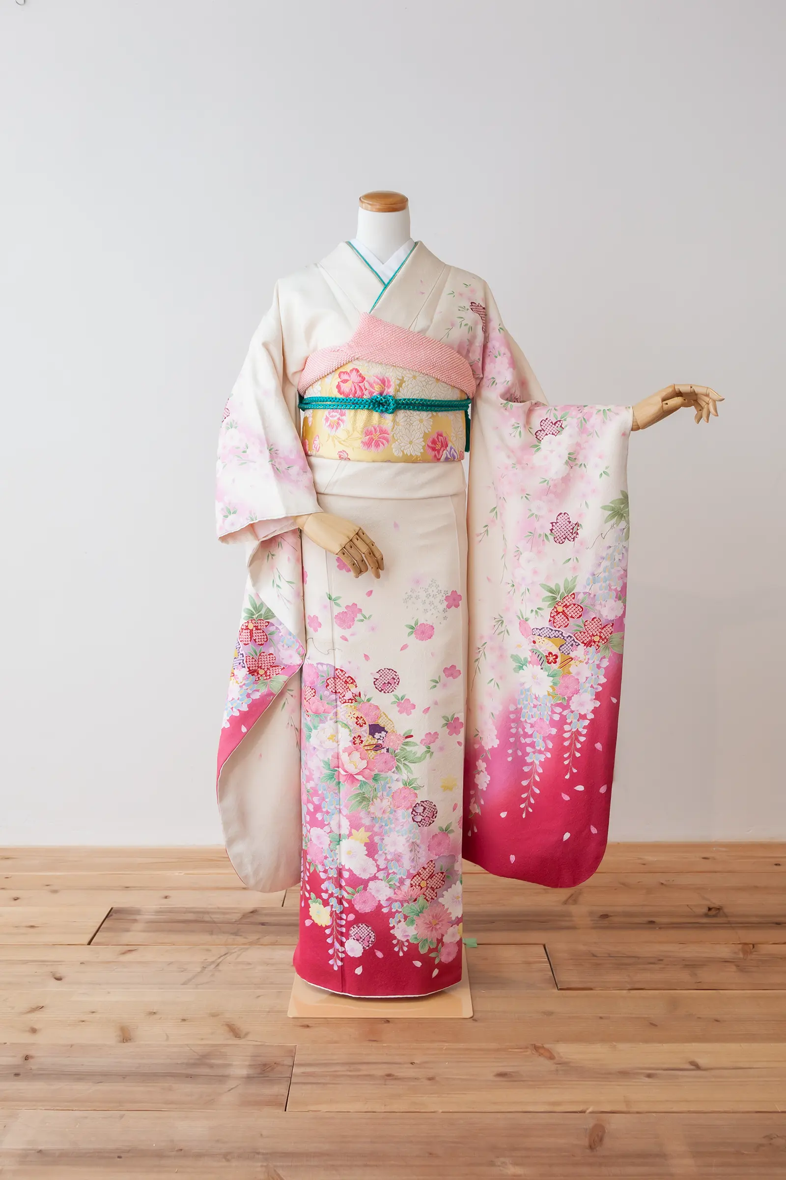 淡い黄色地にピンクと紫の花柄をあしらったゲスト向け振袖レンタル F-033 全身写真