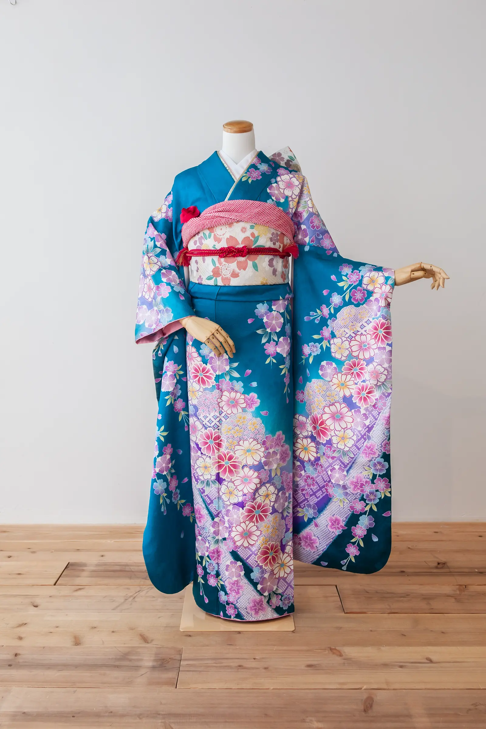 紫地にピンクの花柄をあしらったゲスト向け振袖レンタル F-044 全身写真