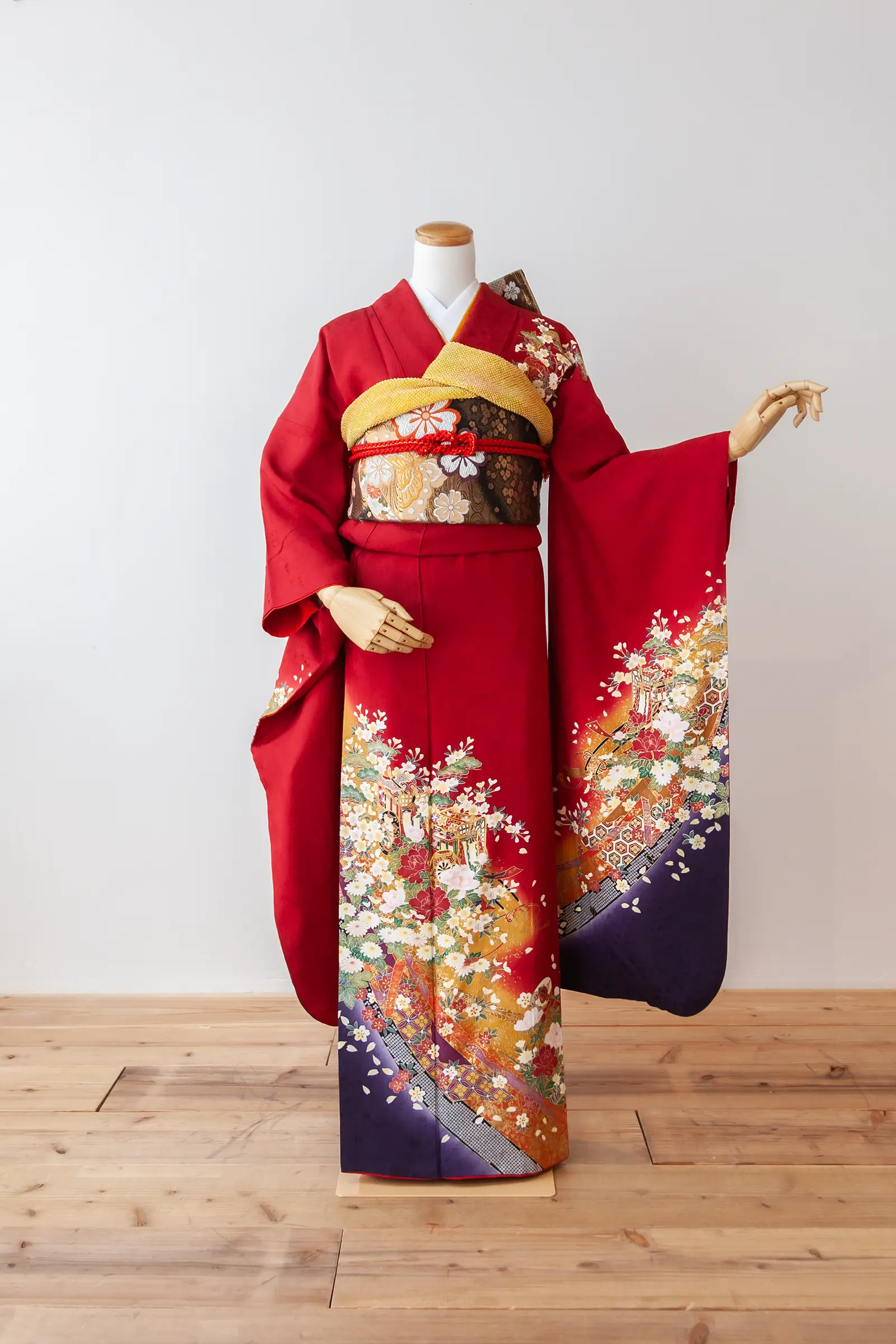 淡いピンク地に小花柄をあしらったゲスト向け振袖レンタル F-009 全身写真