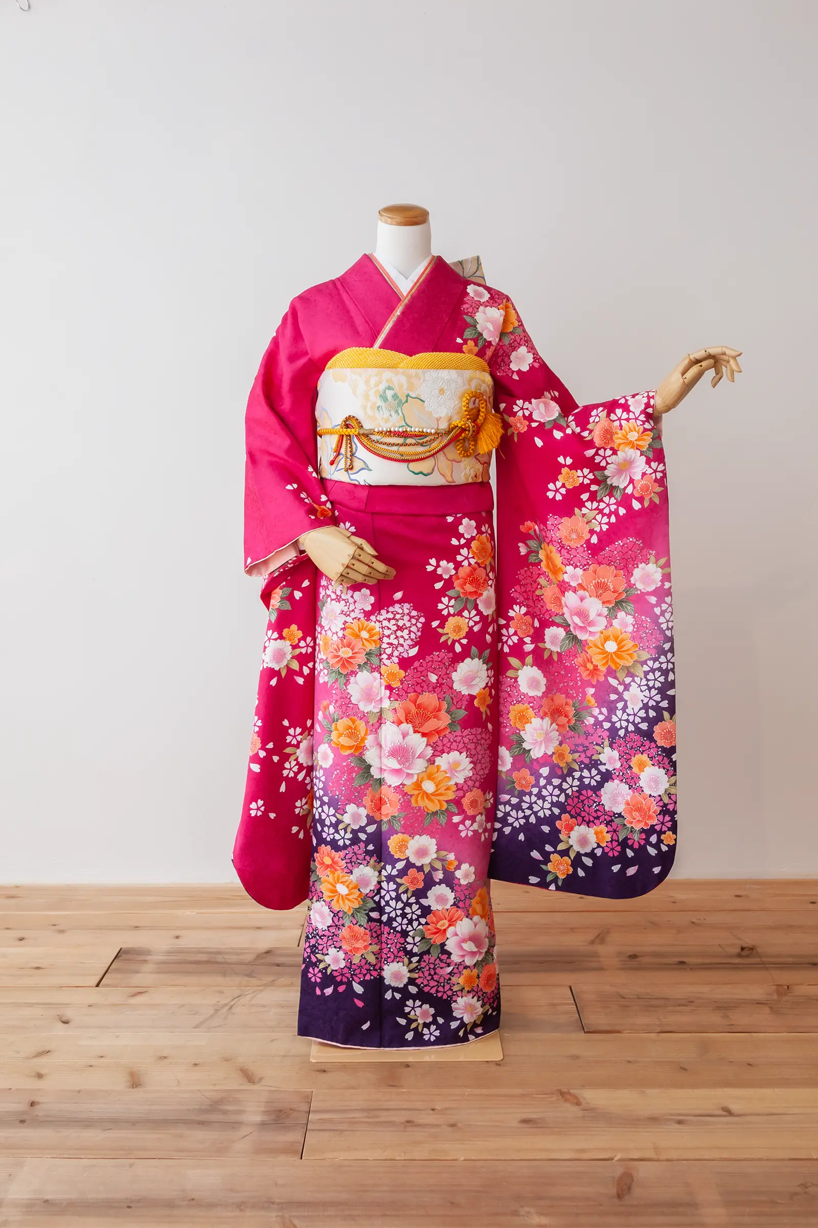 濃いピンク地にオレンジや白の花柄をあしらったゲスト向け振袖レンタル F-022 全身写真